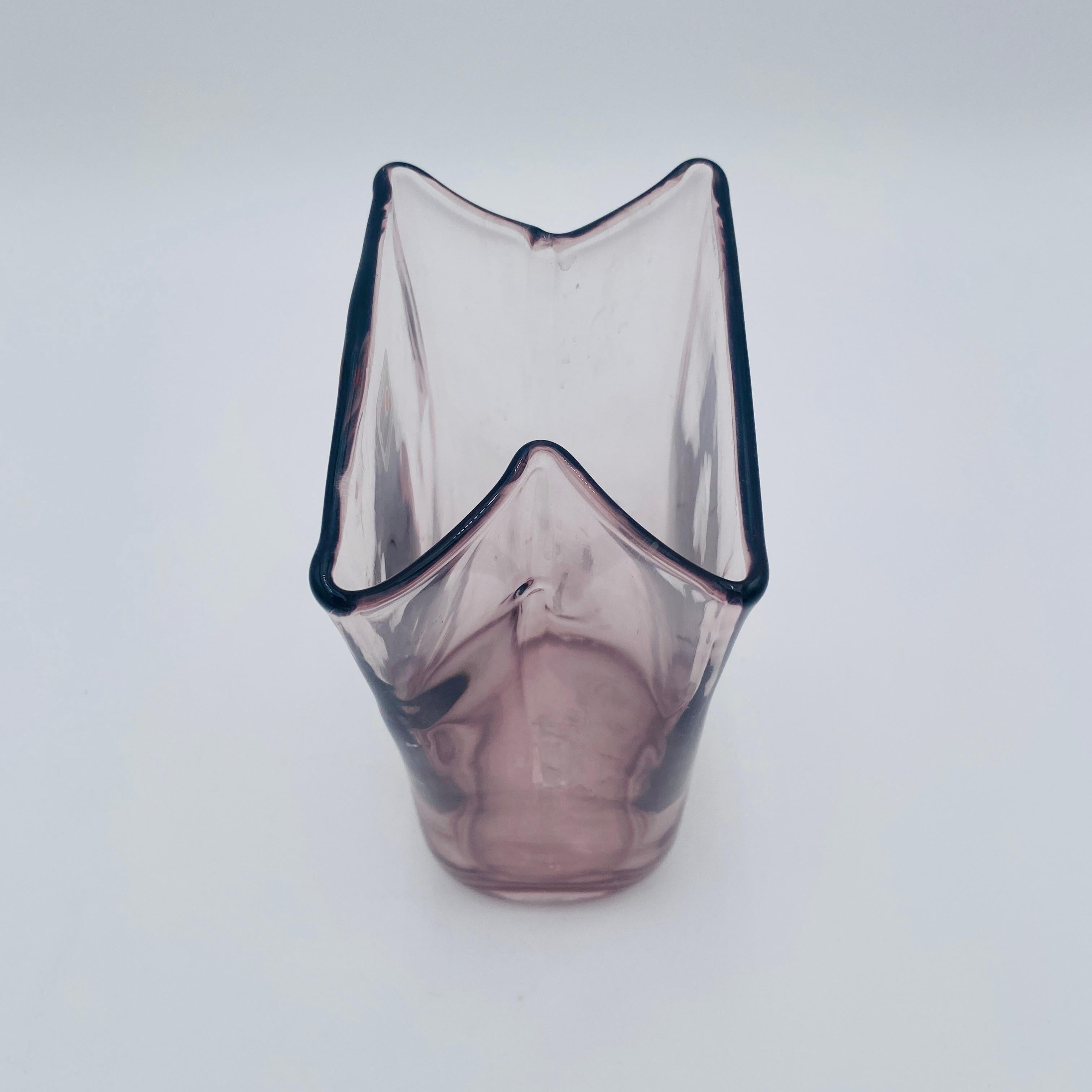 Fatto a mano Vaso Blenko d'epoca con sacchetto di carta ametista di Don Shepherd in vendita