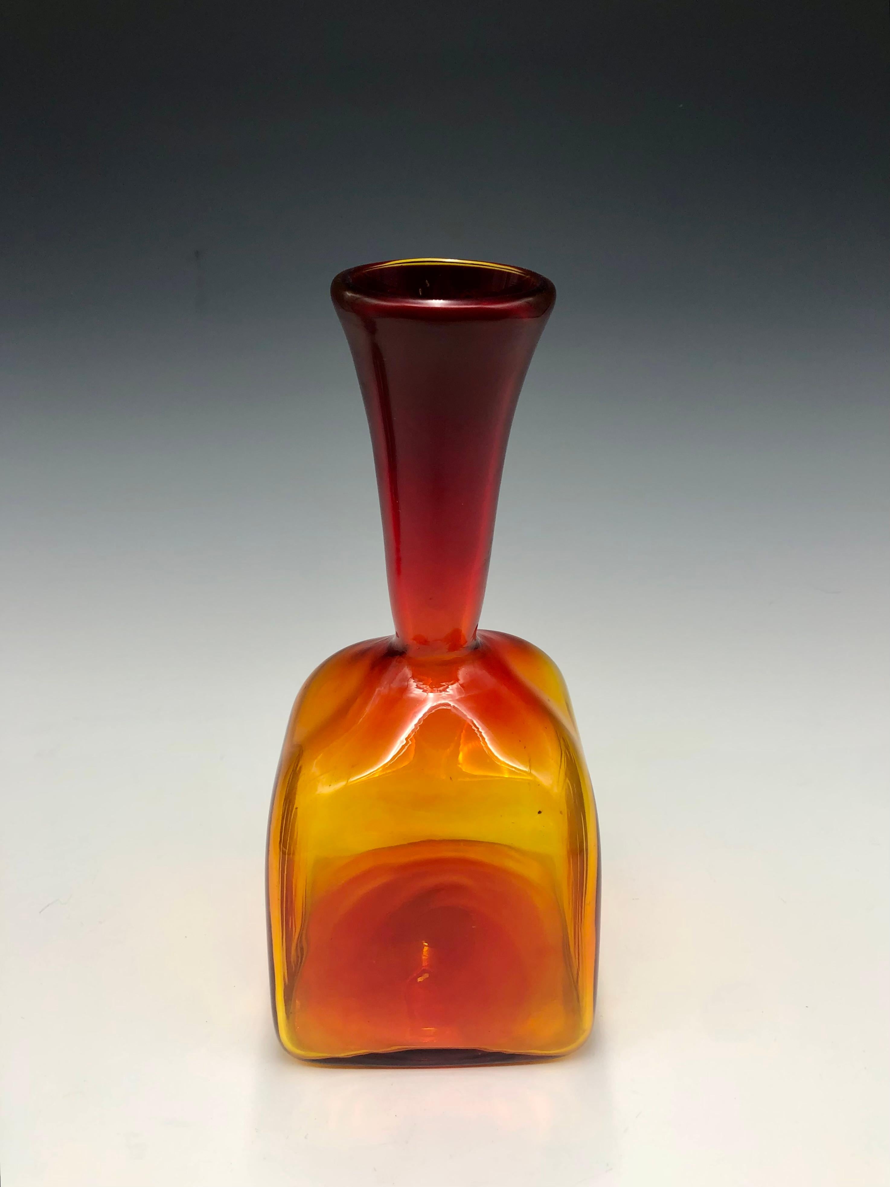 Mid-Century moderno Vaso di vetro rosso e arancione d'epoca in stile Blenko Amberina in vendita