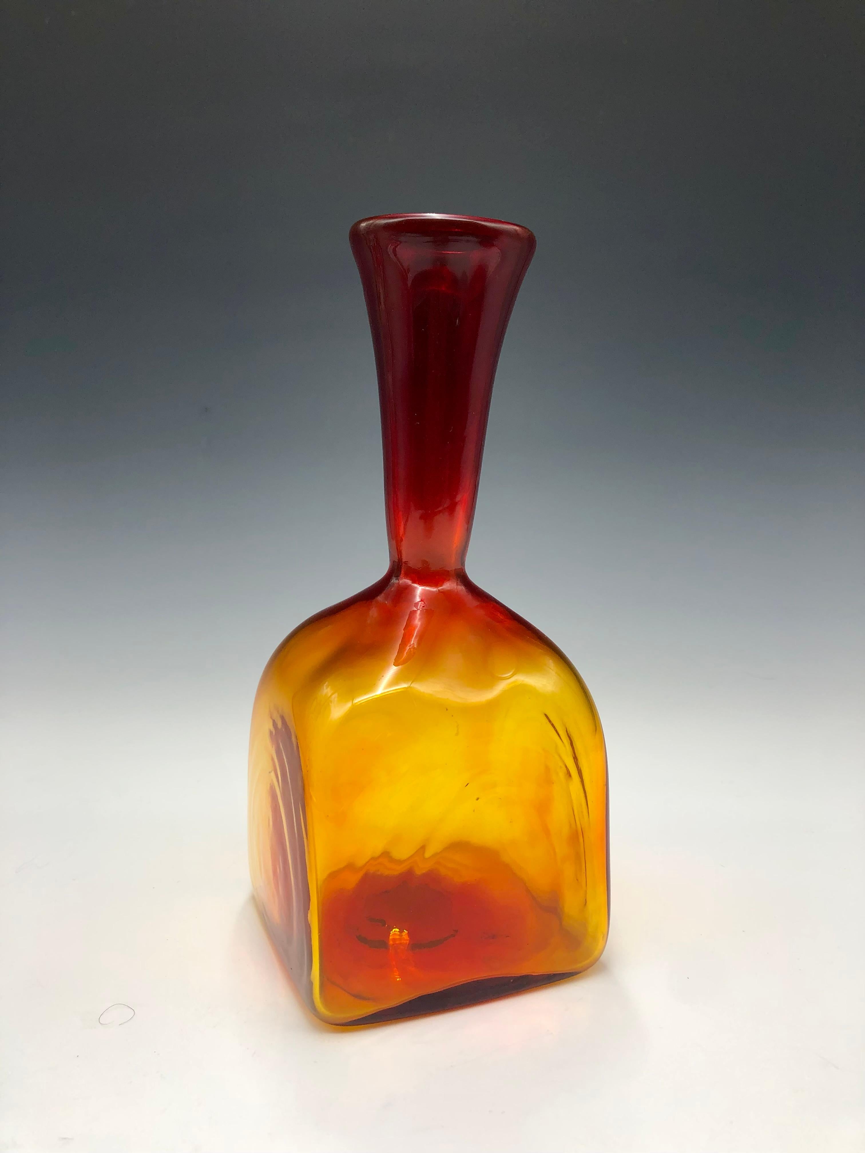 XX secolo Vaso di vetro rosso e arancione d'epoca in stile Blenko Amberina in vendita
