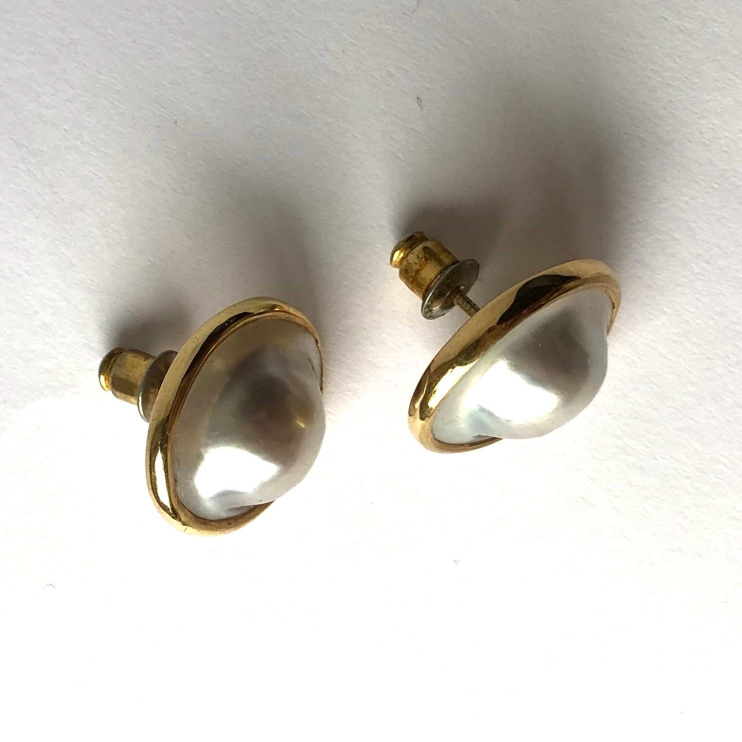 These earrings are show stoppers! The blister pearls have a large spread and are set in bright glossy 18ct gold. The earrings are studs. 

Earring Diameter: 16mm

Weight: 5.60g