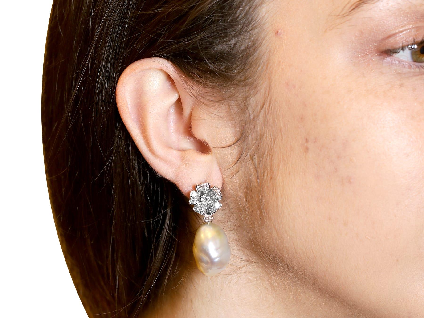 Boucles d'oreilles en goutte vintage en platine avec perles et diamants de 1,90 carat en vente 6