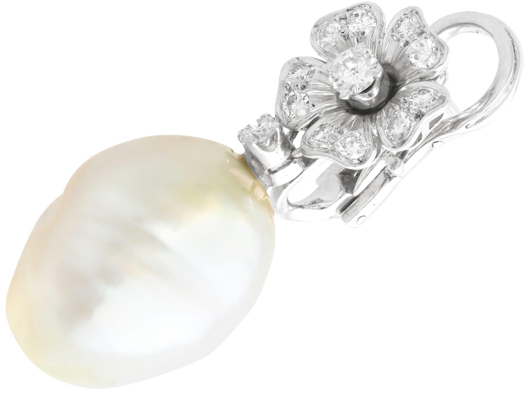 Taille ronde Boucles d'oreilles en goutte vintage en platine avec perles et diamants de 1,90 carat en vente