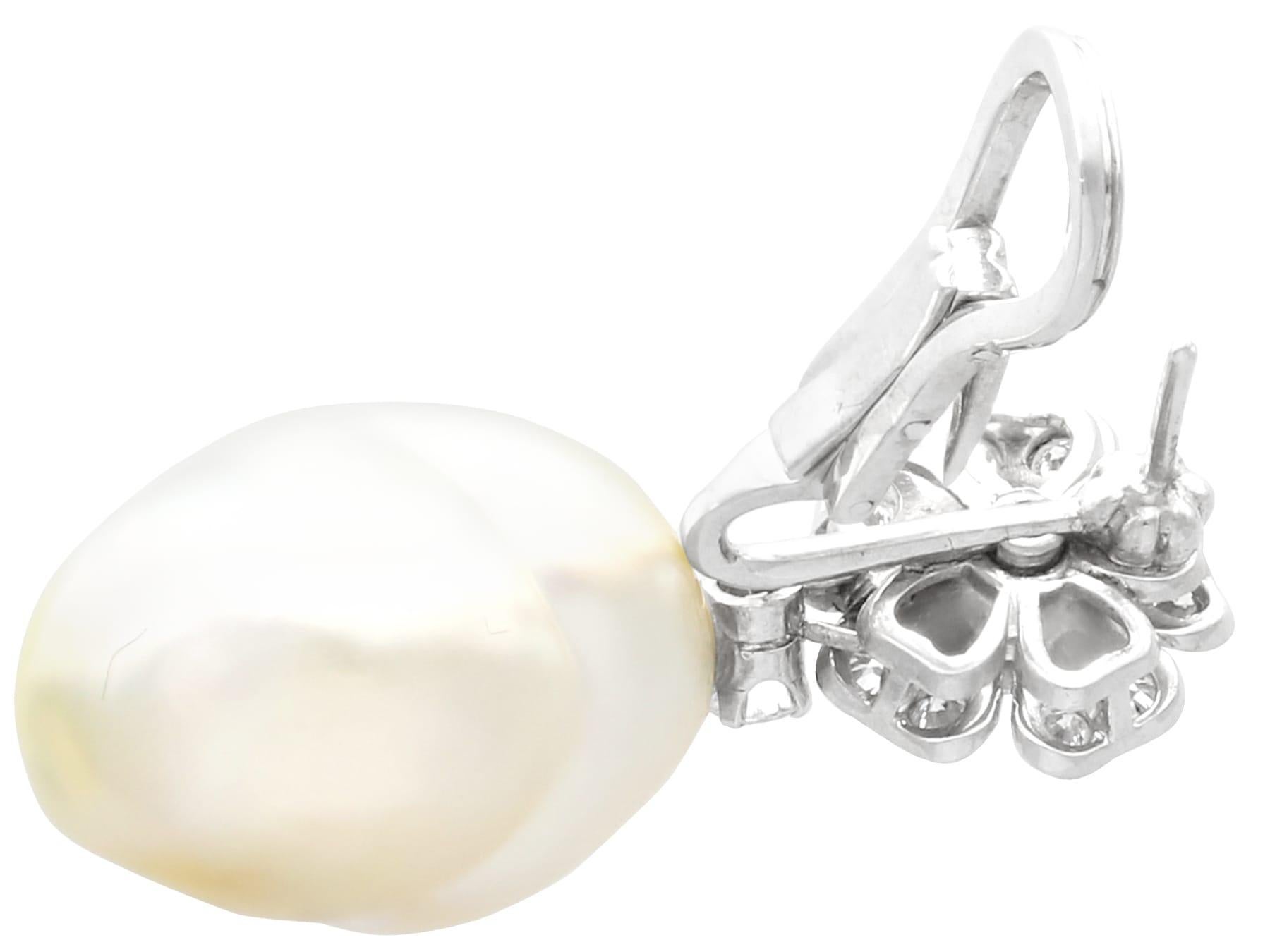 Boucles d'oreilles en goutte vintage en platine avec perles et diamants de 1,90 carat Unisexe en vente