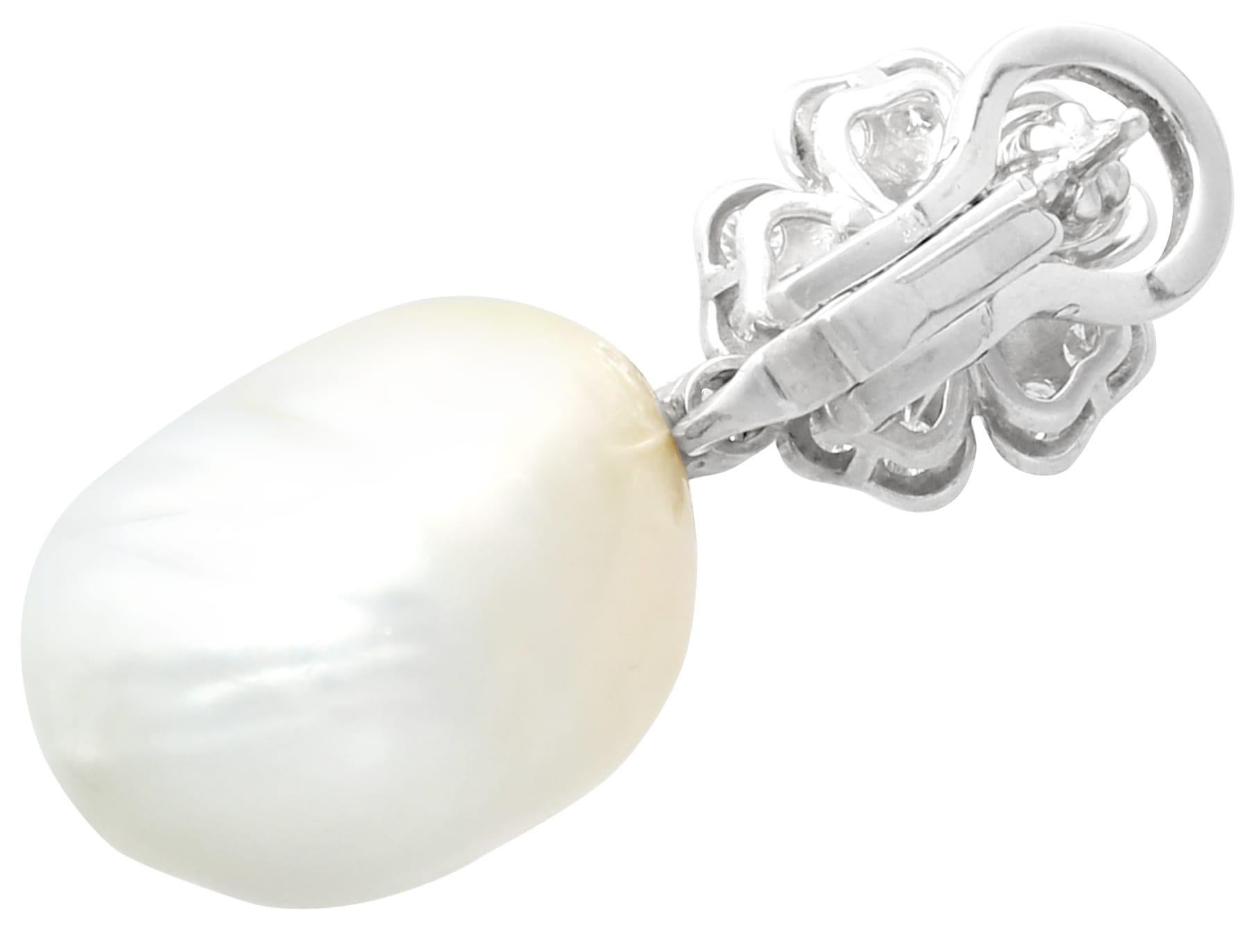 Boucles d'oreilles en goutte vintage en platine avec perles et diamants de 1,90 carat en vente 1