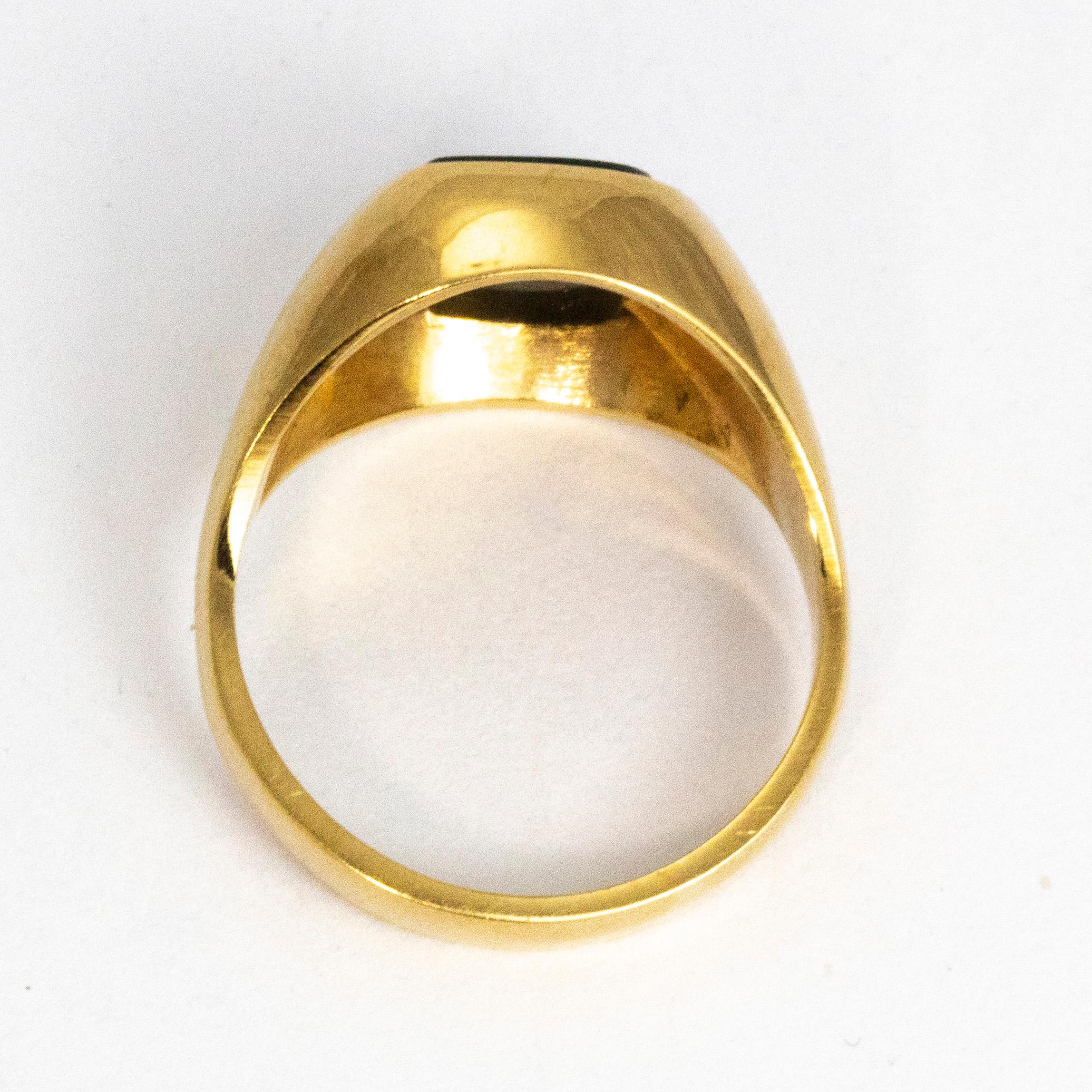 Vintage Blood Stone 9 Carat Gold Signet Ring In Good Condition In Chipping Campden, GB