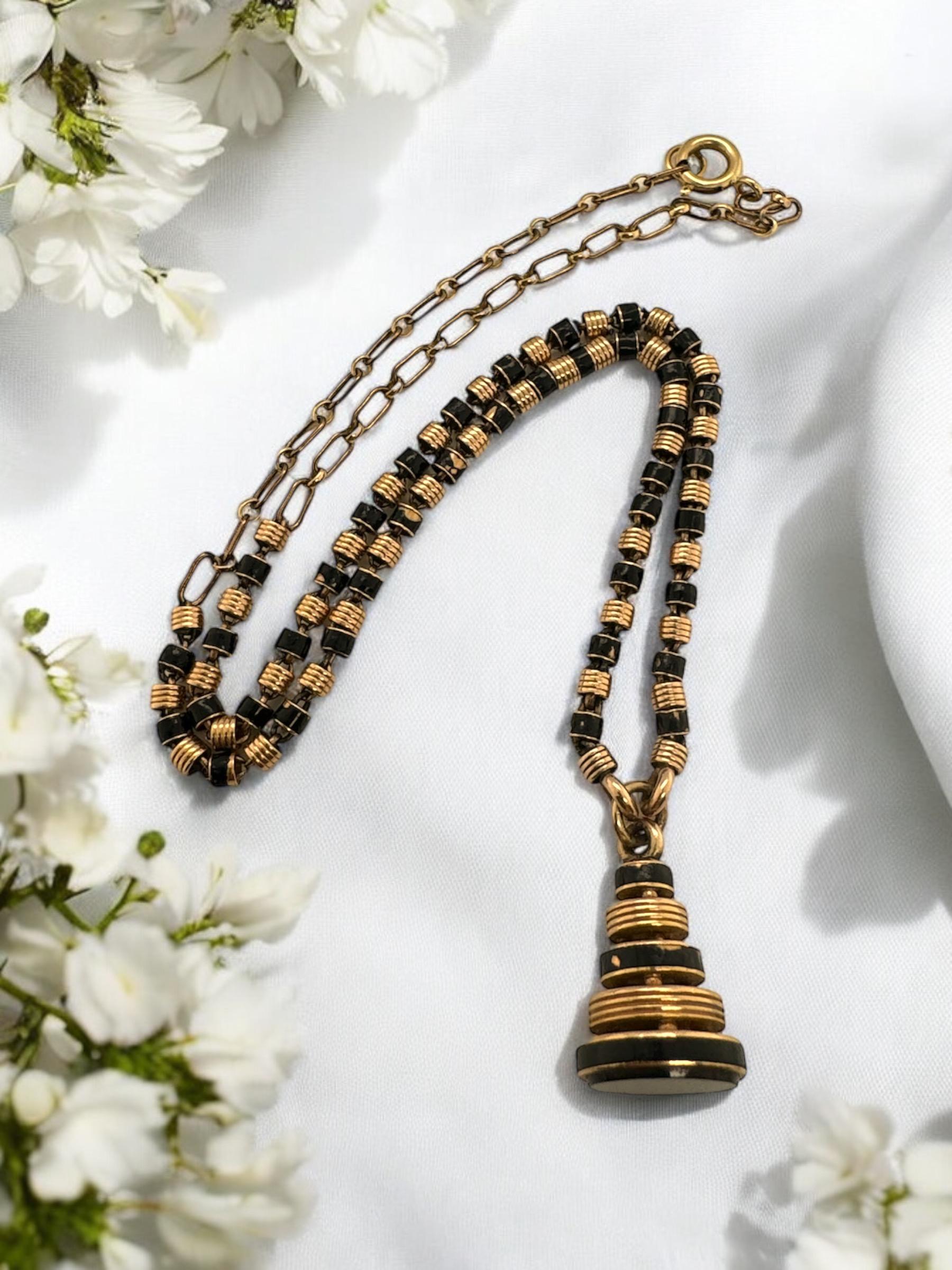 Ci piace molto questa collana minimalista di epoca vittoriana.
È assolutamente perfetta da indossare da sola.

Dettagli della collana
Materiale: Oro rosa 14K
Epoca: Vittoriano 1840 - 1900
Lunghezza della collana: 19 pollici
Larghezza della catena: