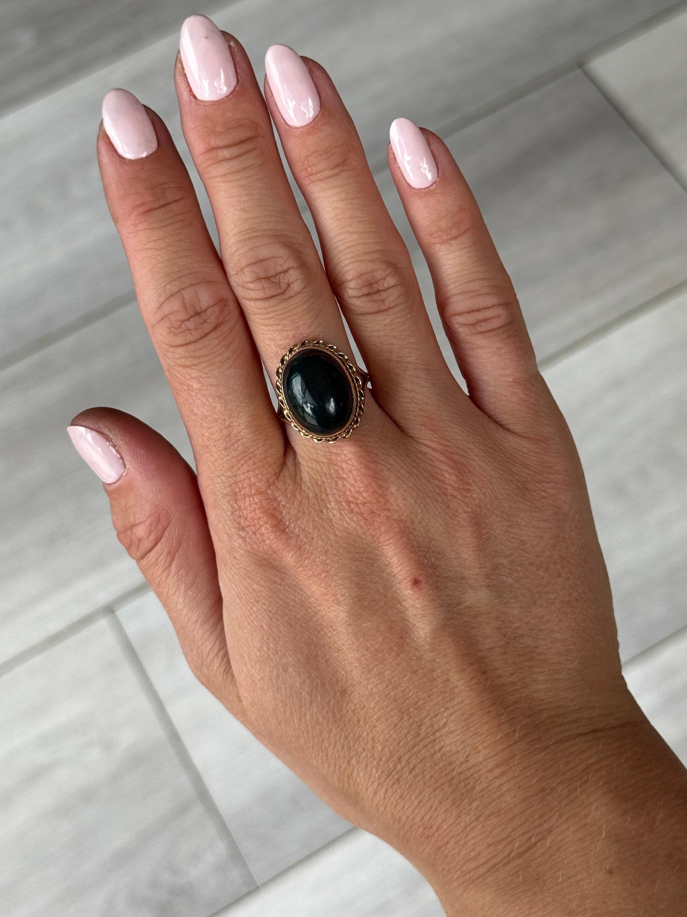 Anillo vintage de piedra de sangre y oro de 9 quilates Moderno en venta