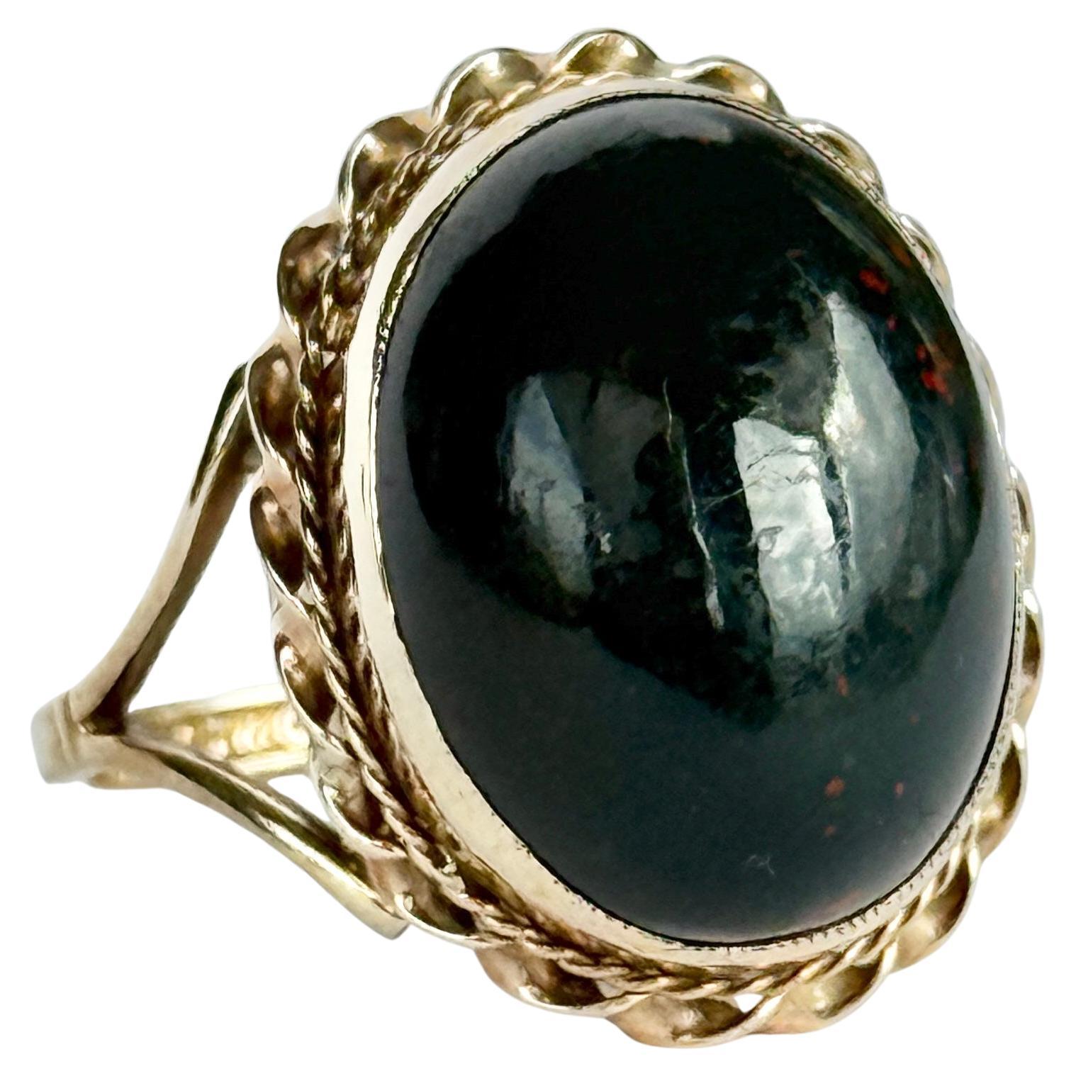 Anillo vintage de piedra de sangre y oro de 9 quilates en venta
