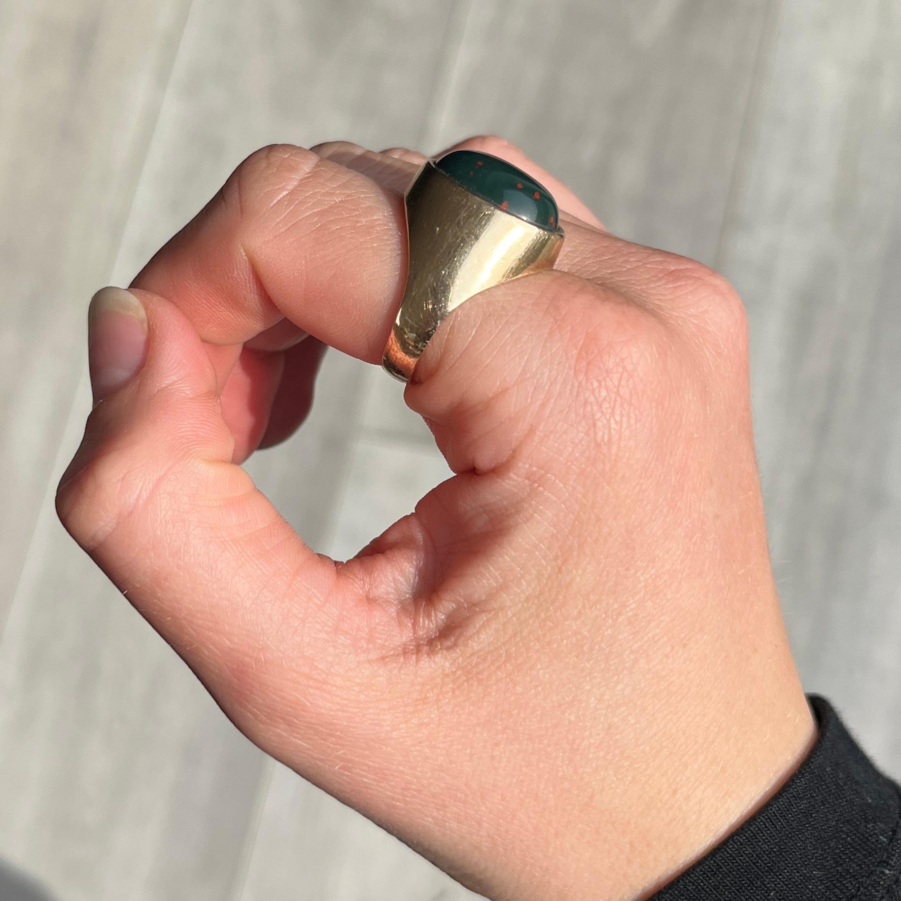 This gorgeous signet ring has a glossy bloodstone set within the 9carat gold band. The stone is deep green with flecks of red running through. Hallmarked Birmingham 1973. 

Ring Size: S or 9 
Stone dimensions: 16x12mm 

Weight: 9g 