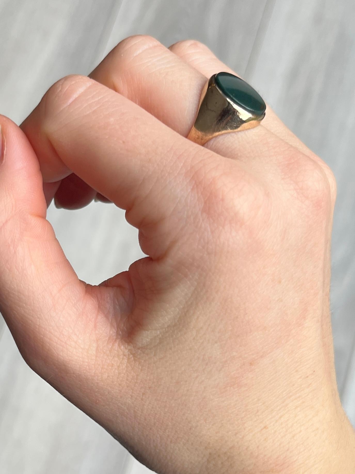This gorgeous signet ring has a bloodstone set flush within the 9carat gold band. The stone is deep green with flecks of red running through. Hallmarked London.

Ring Size: N or 6 3/4
Stone dimensions: 14x12mm 

Weight: 4.5g 