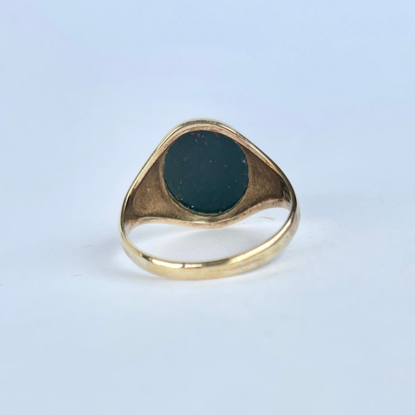 Cette magnifique chevalière est ornée d'une pierre de sang sertie dans un anneau en or 9 carats. La pierre est d'un vert profond traversé de taches rouges. Entièrement poinçonné à Birmingham en 1979.

Taille de l'anneau : X ou 11 1/2
Dimensions de
