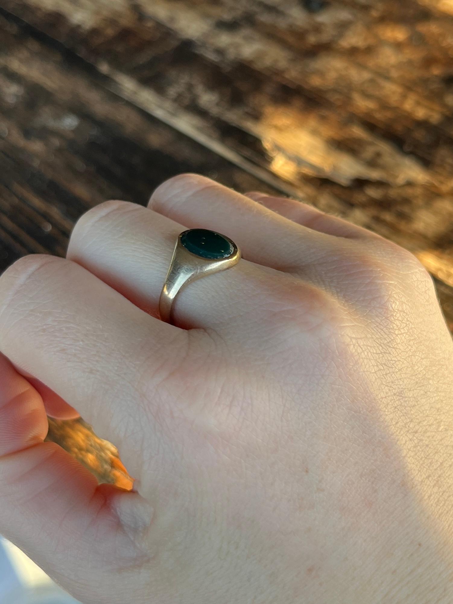 This gorgeous signet ring has a bloodstone set within the 9carat gold band. The stone is deep green with flecks of red running through. Fully hallmarked London 1972.

Ring Size: M or 6 1/4  
Stone dimensions: 9x8mm 

Weight: 3g 