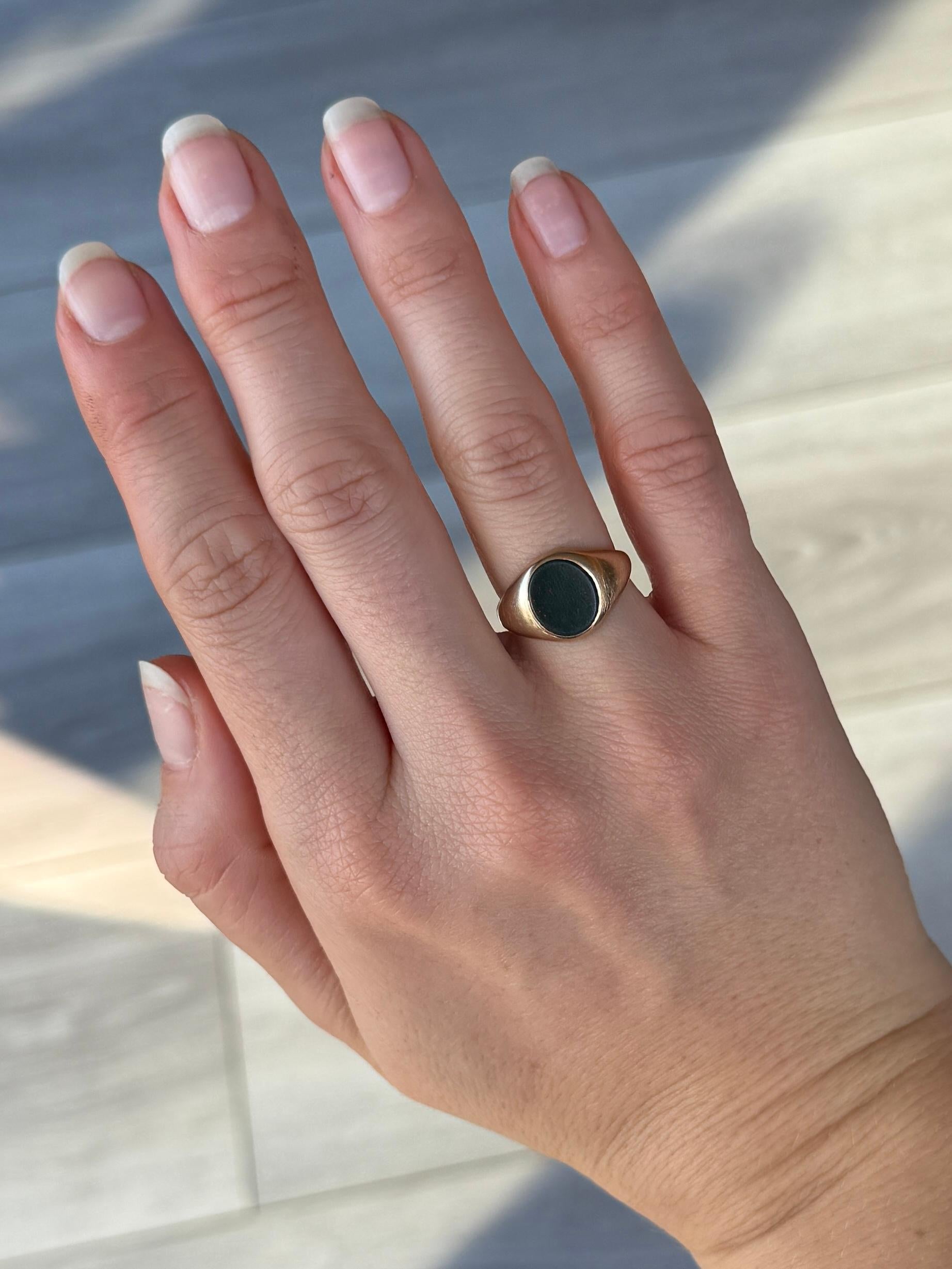 This gorgeous signet ring has a bloodstone set within the 9carat gold band. The stone is deep green with flecks of red running through. Fully hallmarked Birmingham 1991.

Ring Size: I 1/2 or 4 1/2 
Stone dimensions: 9.5x8.5mm 

Weight: 3.8g 