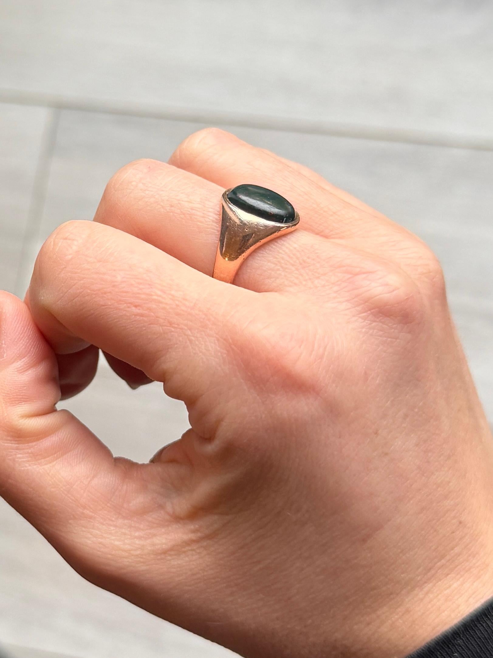 This gorgeous signet ring has a bloodstone set within the 9carat gold band. The stone is deep green with flecks of red running through. Fully hallmarked Birmingham 1970.

Ring Size: M 1/2 or 6 1/2 
Stone dimensions: 12x9.5mm 

Weight: 5.1g 