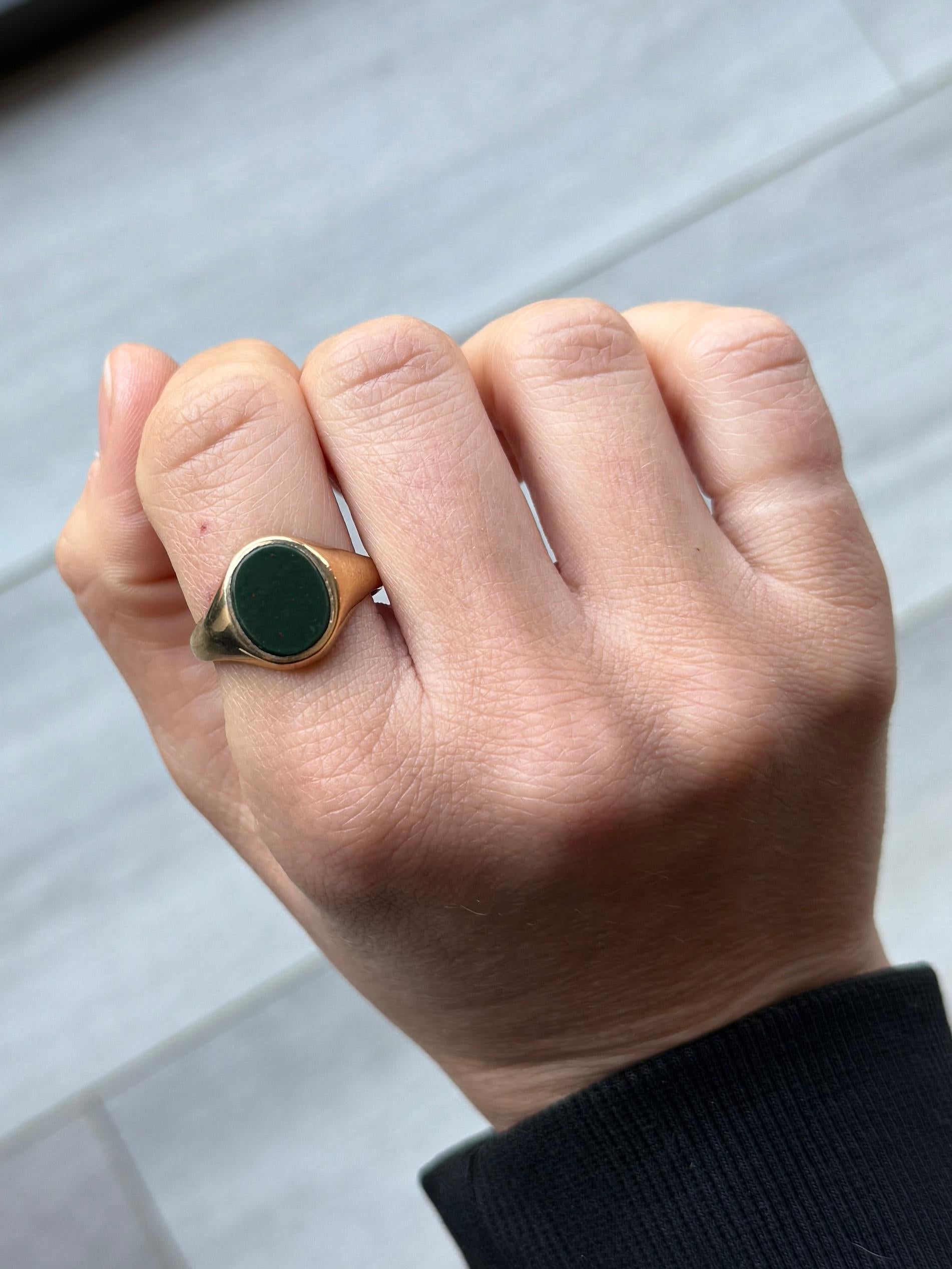 This gorgeous signet ring has a bloodstone set within the 9carat gold band. The stone is deep green with flecks of red running through. Fully hallmarked London 1970.

Ring Size: T 1/2 or 9 3/4
Stone dimensions: 11x9.5mm 

Weight: 3.7g 
