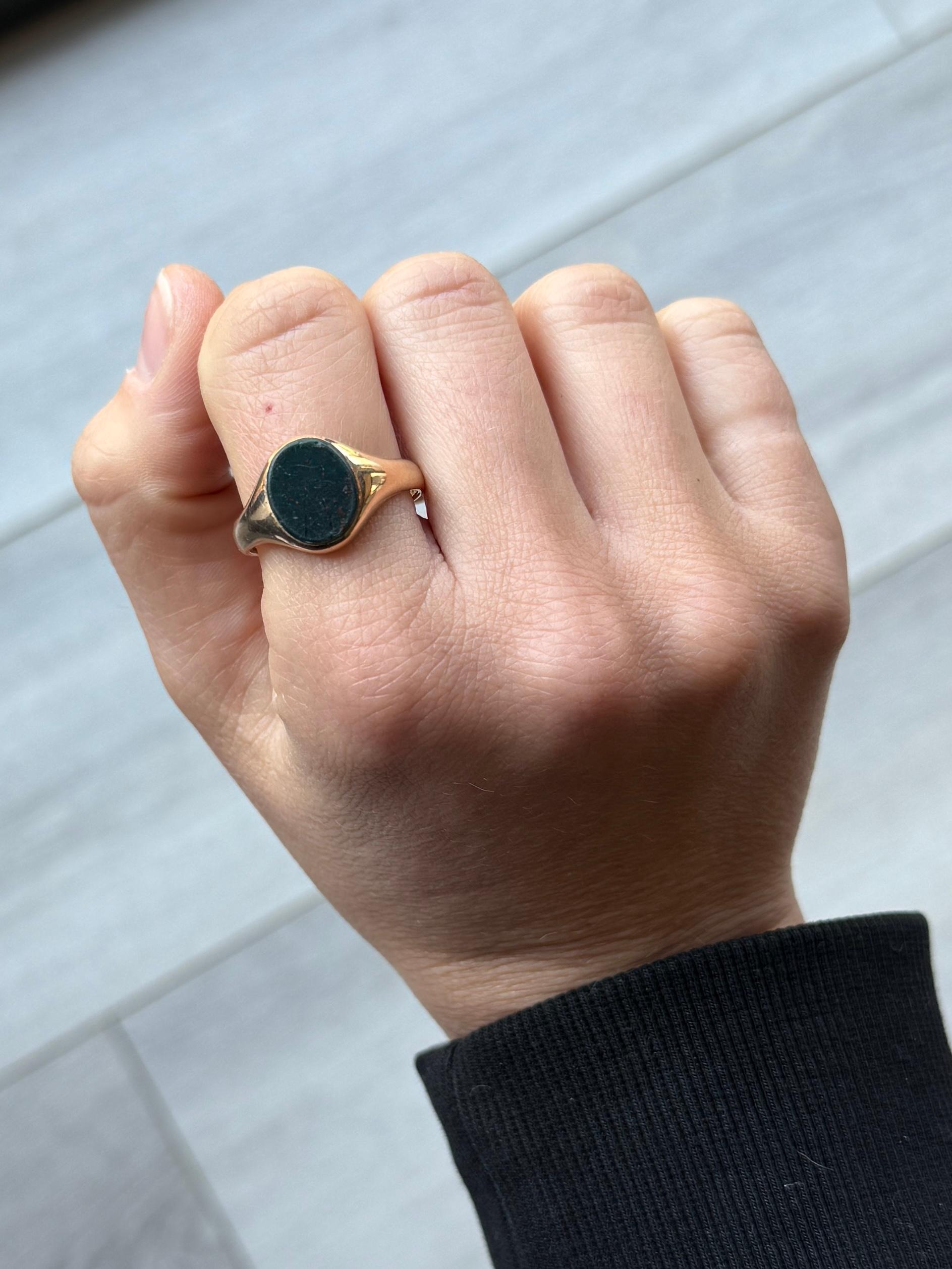 This gorgeous signet ring has a bloodstone set within the 9carat gold band. The stone is deep green with flecks of red running through. Fully hallmarked Birmingham 1937.

Ring Size: V or 10 1/2 
Stone dimensions: 11.5x10mm 

Weight: 4.7g 