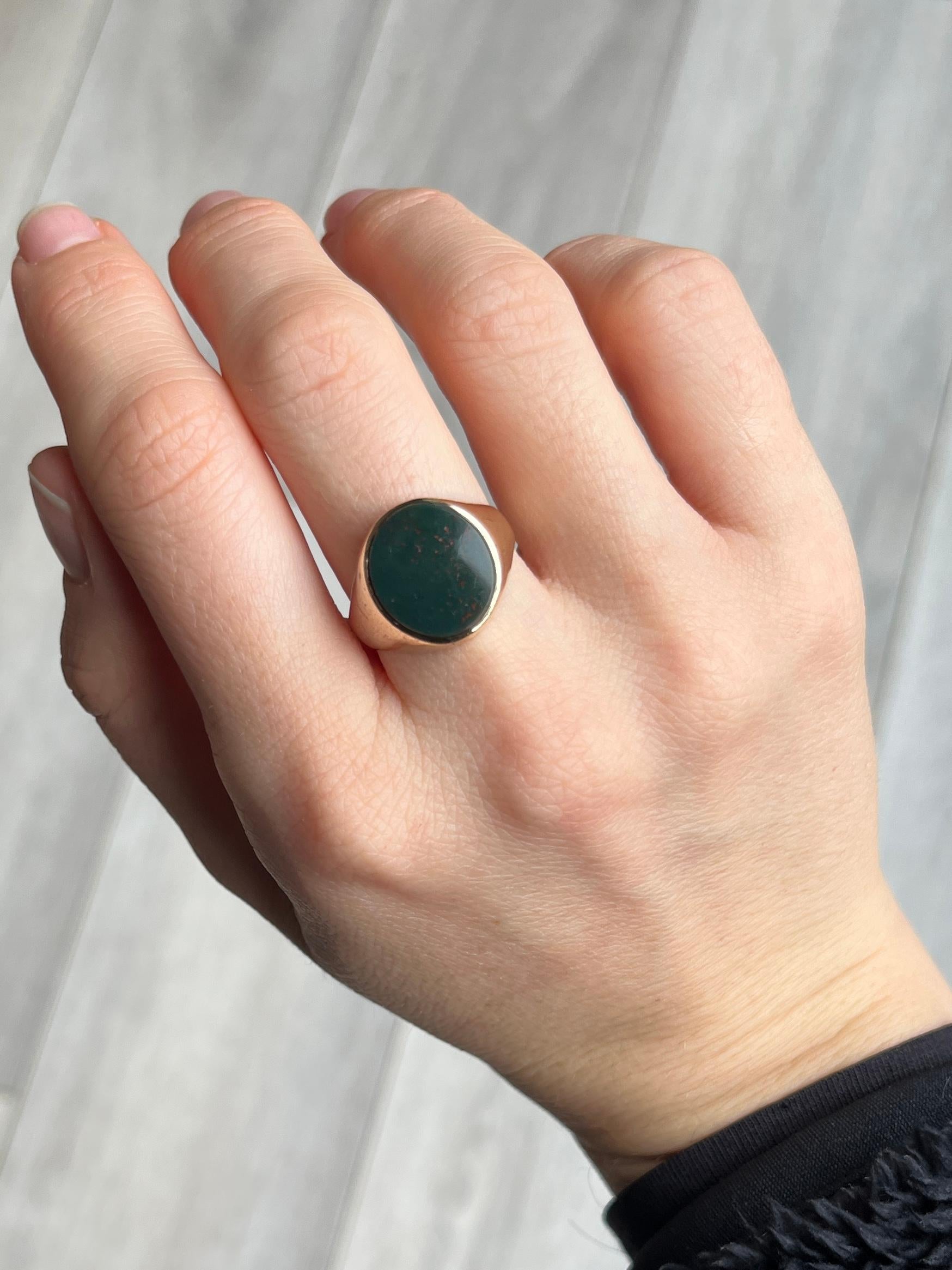 Vintage Bloodstone and 9 Carat Gold Signet Ring In Good Condition For Sale In Chipping Campden, GB