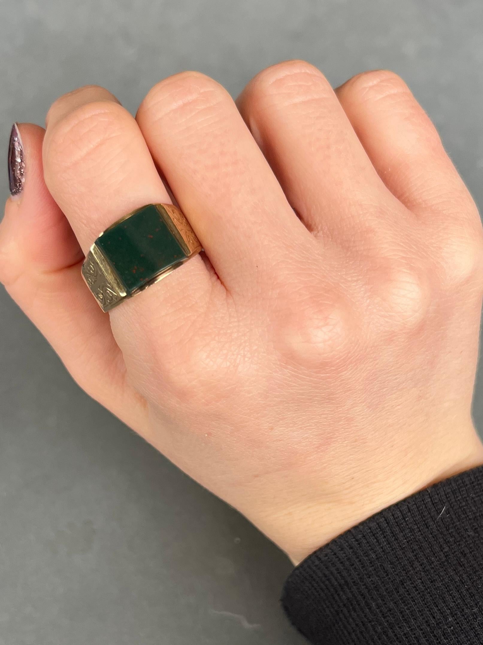 Vintage Bloodstone and 9 Carat Gold Signet Ring In Good Condition For Sale In Chipping Campden, GB