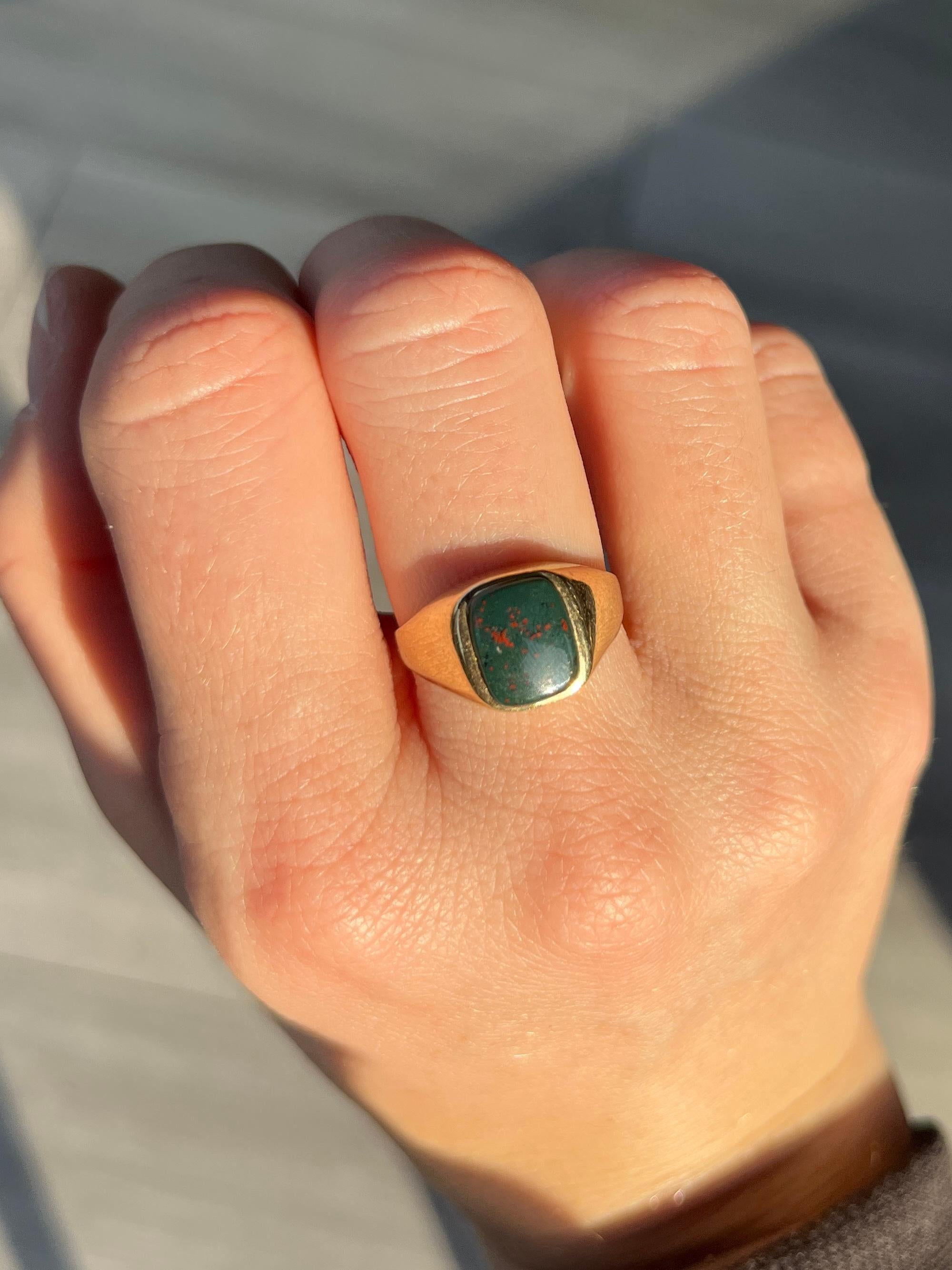 Vintage Bloodstone and 9 Carat Gold Signet Ring In Good Condition For Sale In Chipping Campden, GB