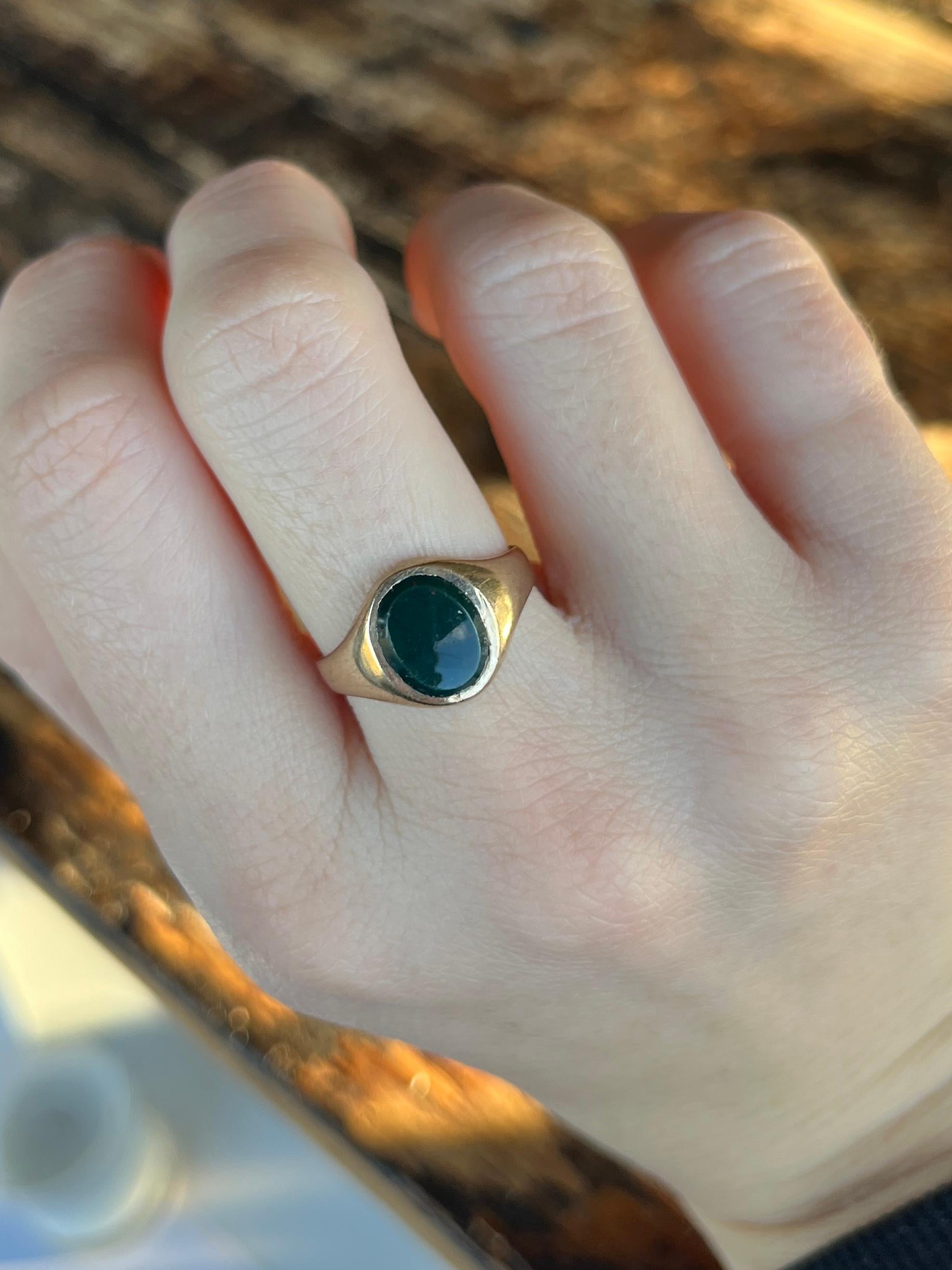 Vintage Bloodstone and 9 Carat Gold Signet Ring In Good Condition For Sale In Chipping Campden, GB