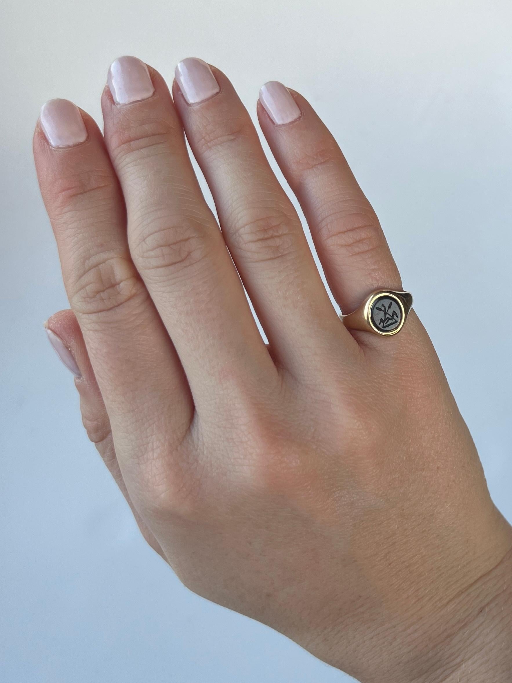 Vintage Bloodstone and 9 Carat Gold Signet Ring In Good Condition For Sale In Chipping Campden, GB