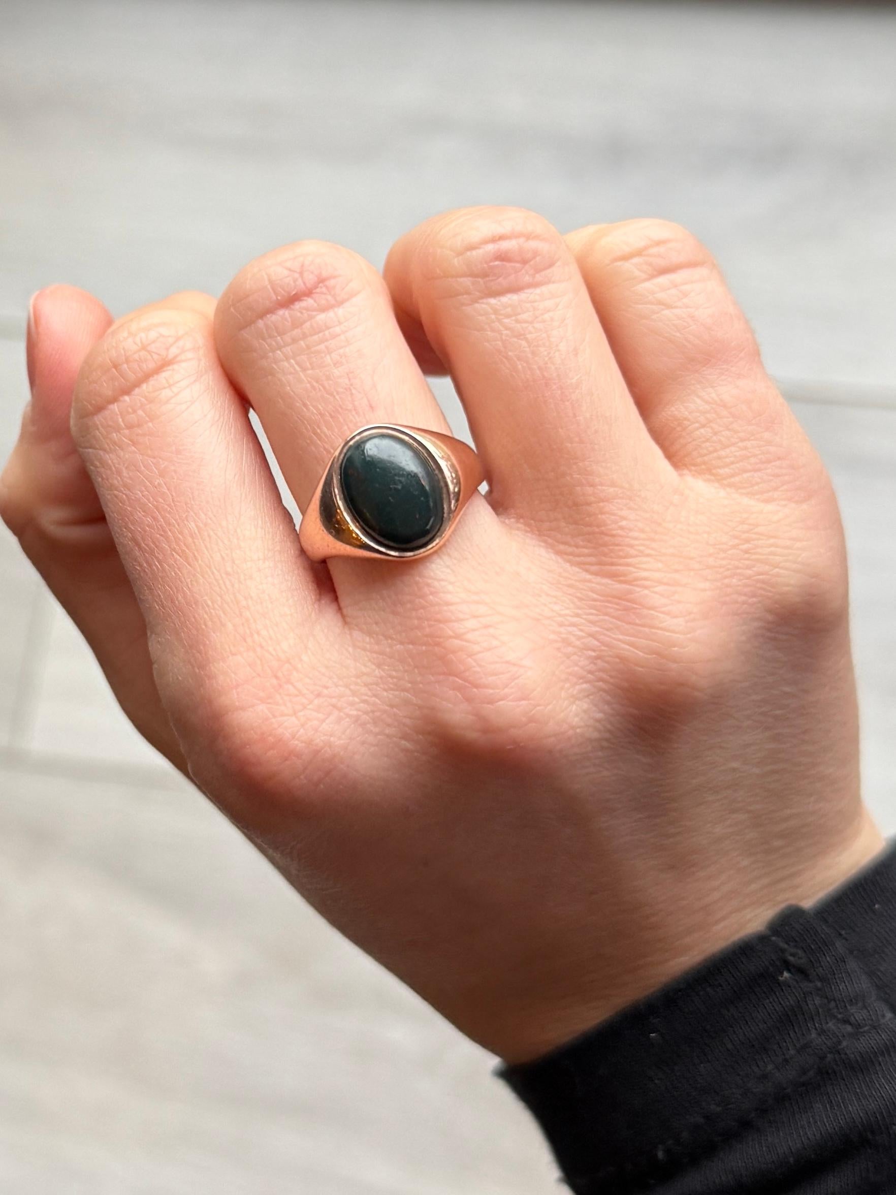Vintage Bloodstone and 9 Carat Gold Signet Ring In Good Condition For Sale In Chipping Campden, GB
