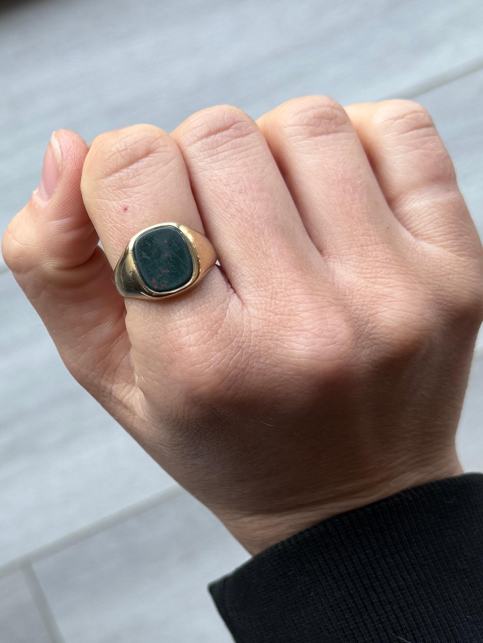 Vintage Bloodstone and 9 Carat Gold Signet Ring In Good Condition For Sale In Chipping Campden, GB