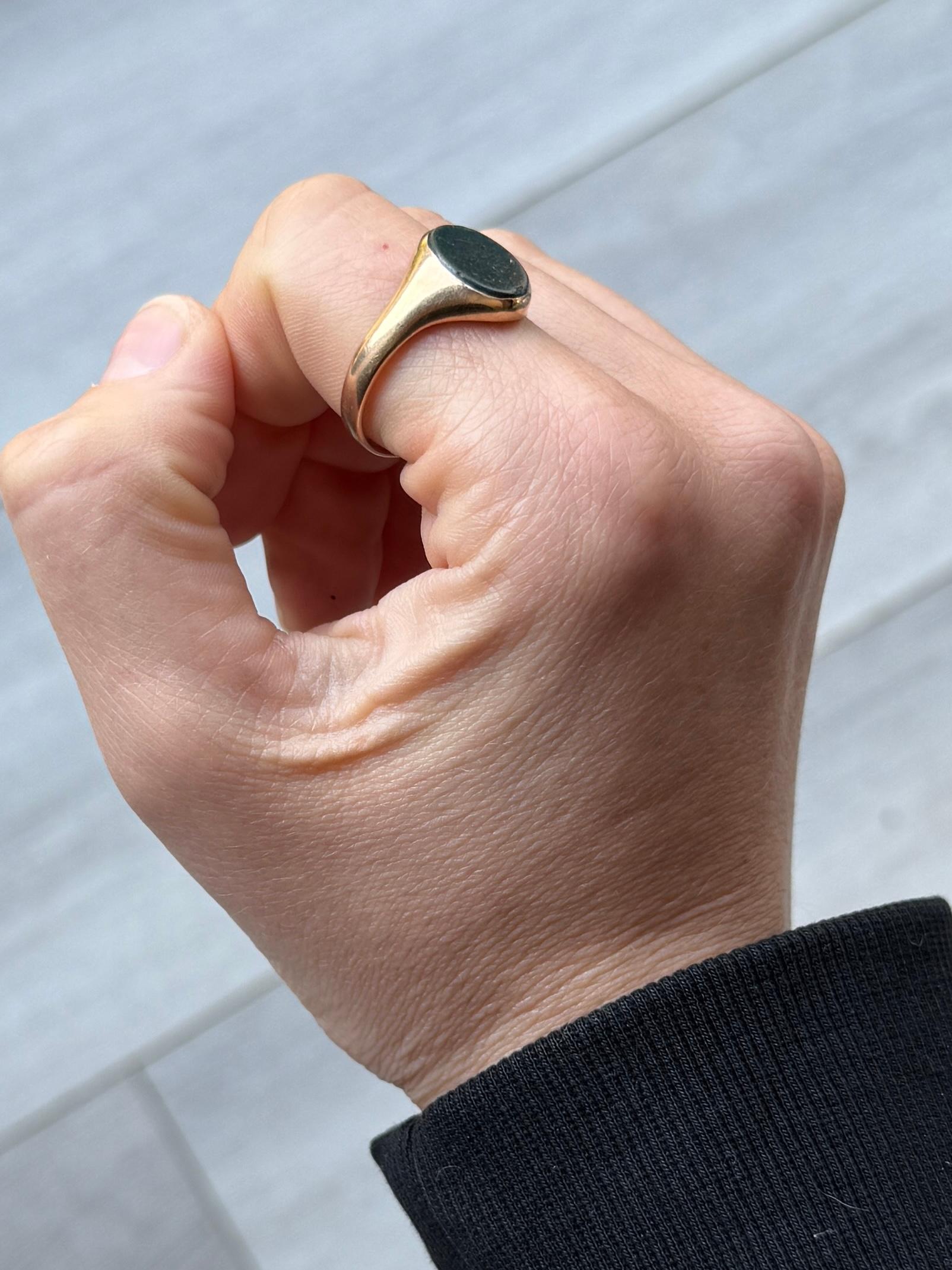 Vintage Bloodstone and 9 Carat Gold Signet Ring In Good Condition For Sale In Chipping Campden, GB