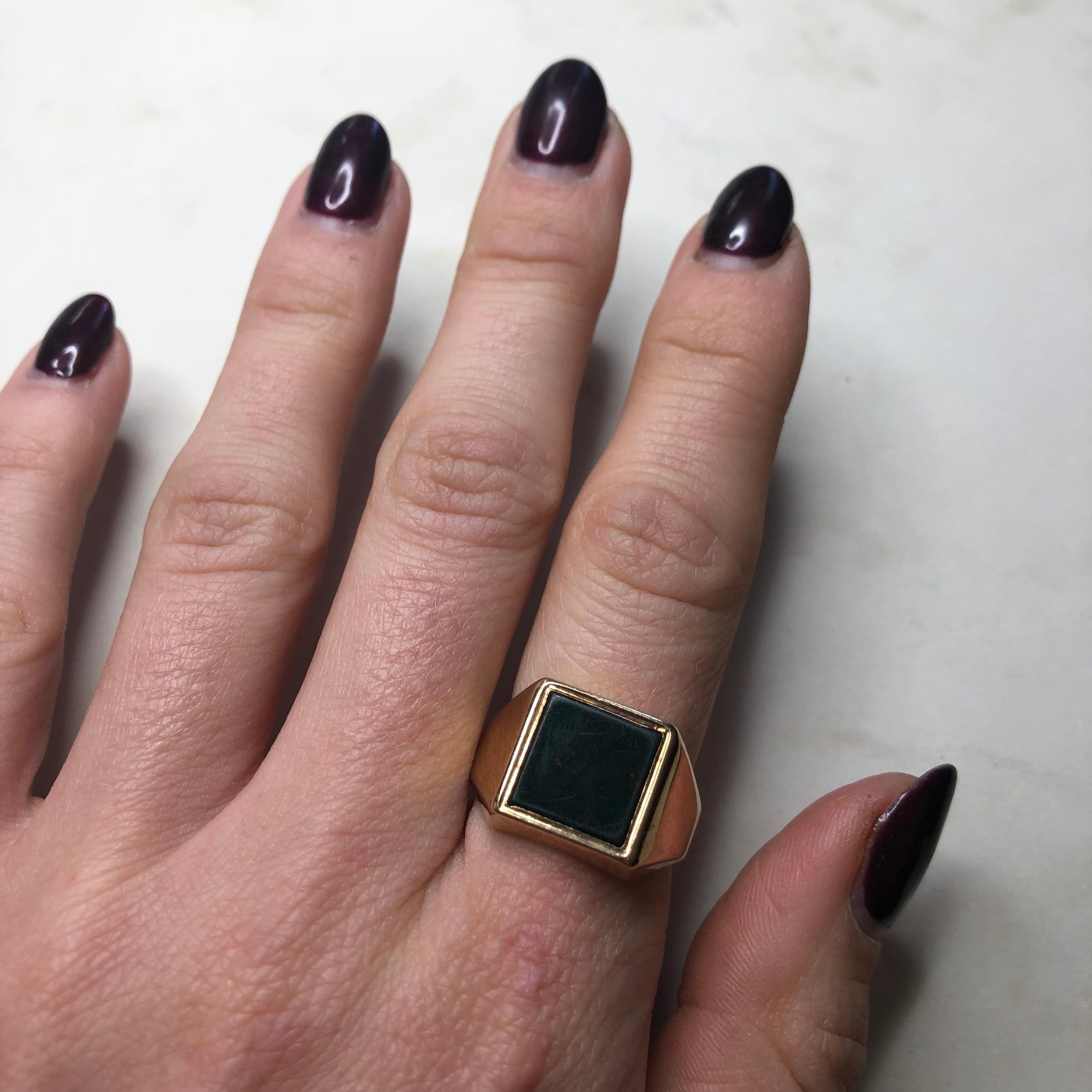 Vintage Bloodstone and 9 Carat Gold Signet Ring In Good Condition In Chipping Campden, GB