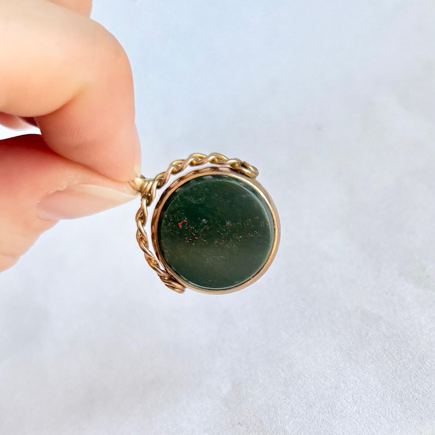Questo classico portachiavi in oro 9ct contiene una corniola e una pietra sanguigna che ruotano! Le lavorazioni in oro sopra le pietre sono ornate e ricordano le maglie di una catena. Completamente marchiato Birmingham 1921.

Diametro della pietra:
