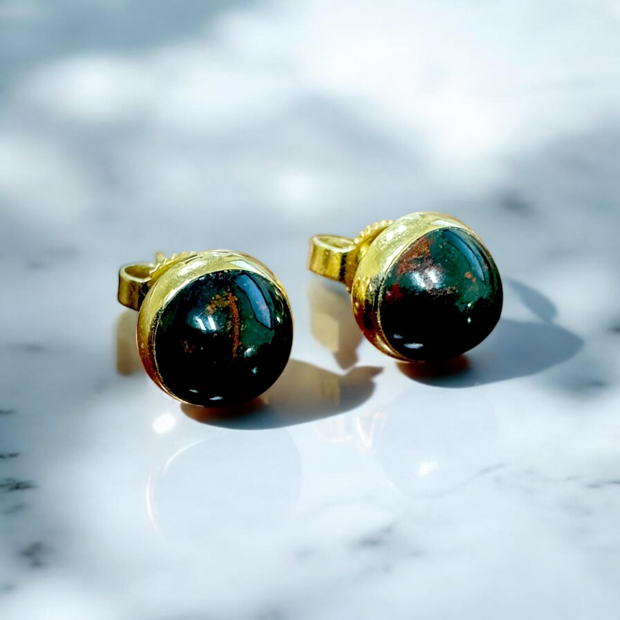 We are loving the simplicity of these classic stud earrings!

Earring Details
Material: 14K Yellow Gold
Width: 8mm
Weight: 1.9 Grams
Back Style: Push Backs

Item: 768TMV8-AJ0