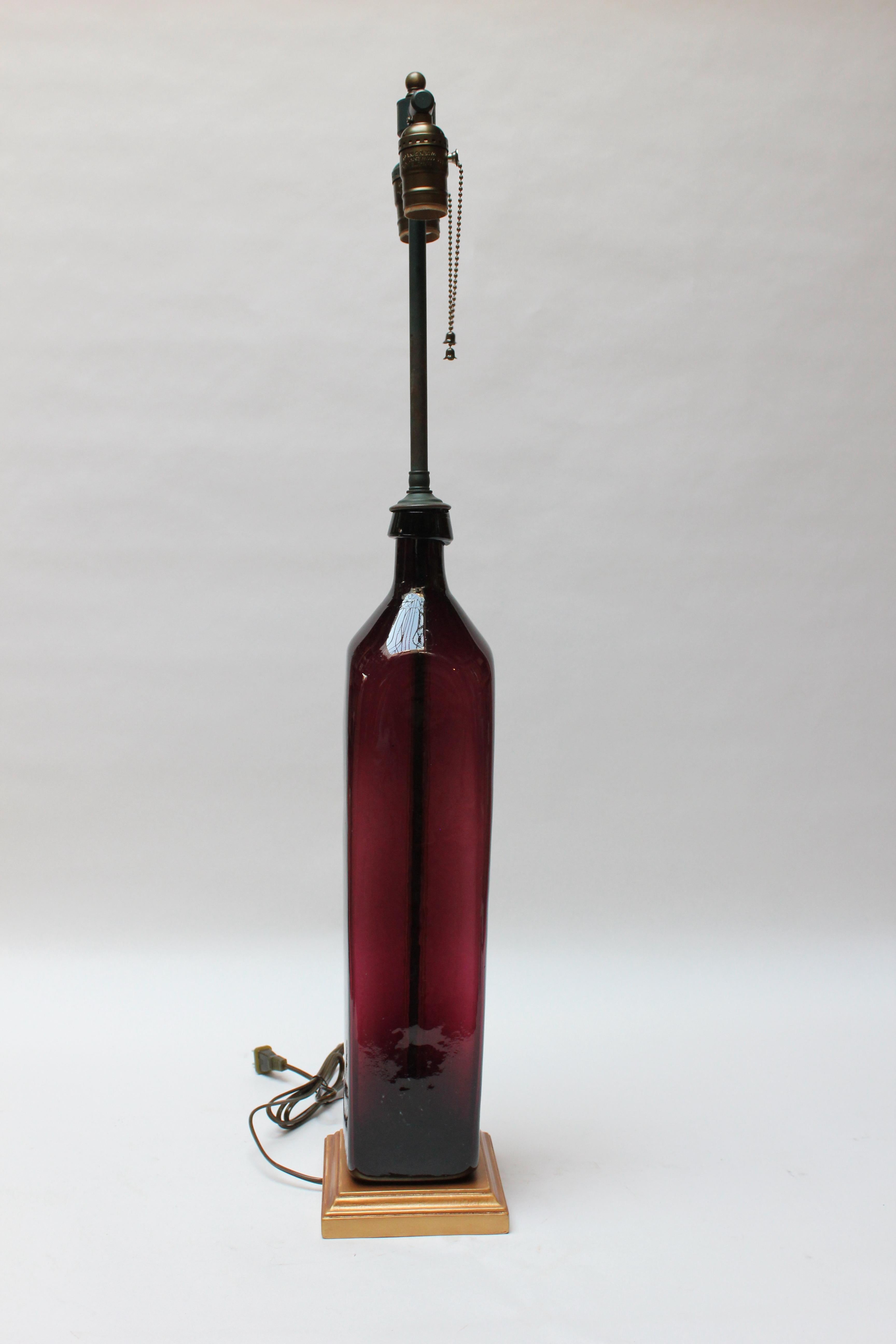 Mid-Century Modern Lampe de bureau vintage en verre améthyste soufflé avec double douille en métal émaillé en vente