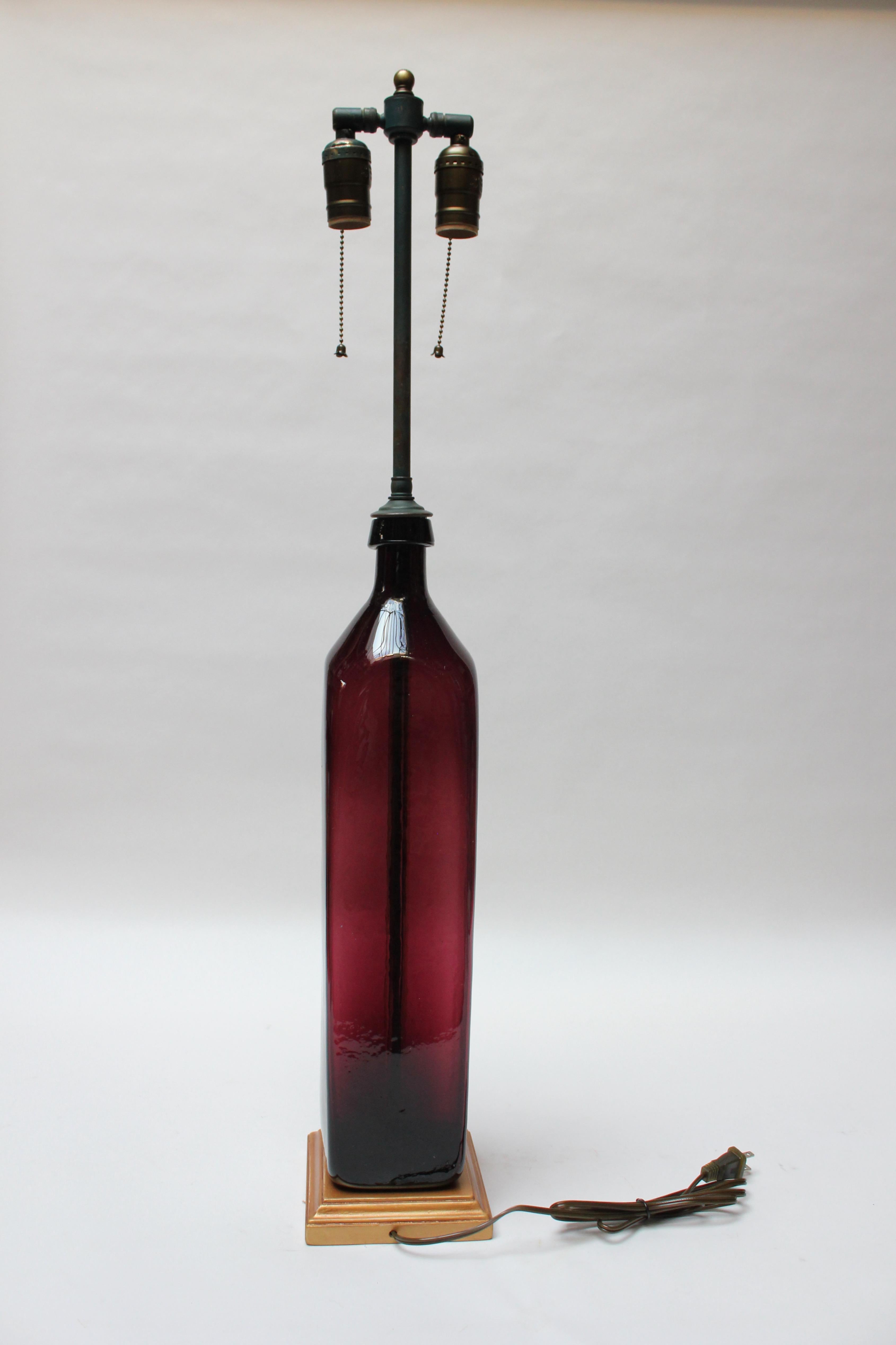 Américain Lampe de bureau vintage en verre améthyste soufflé avec double douille en métal émaillé en vente