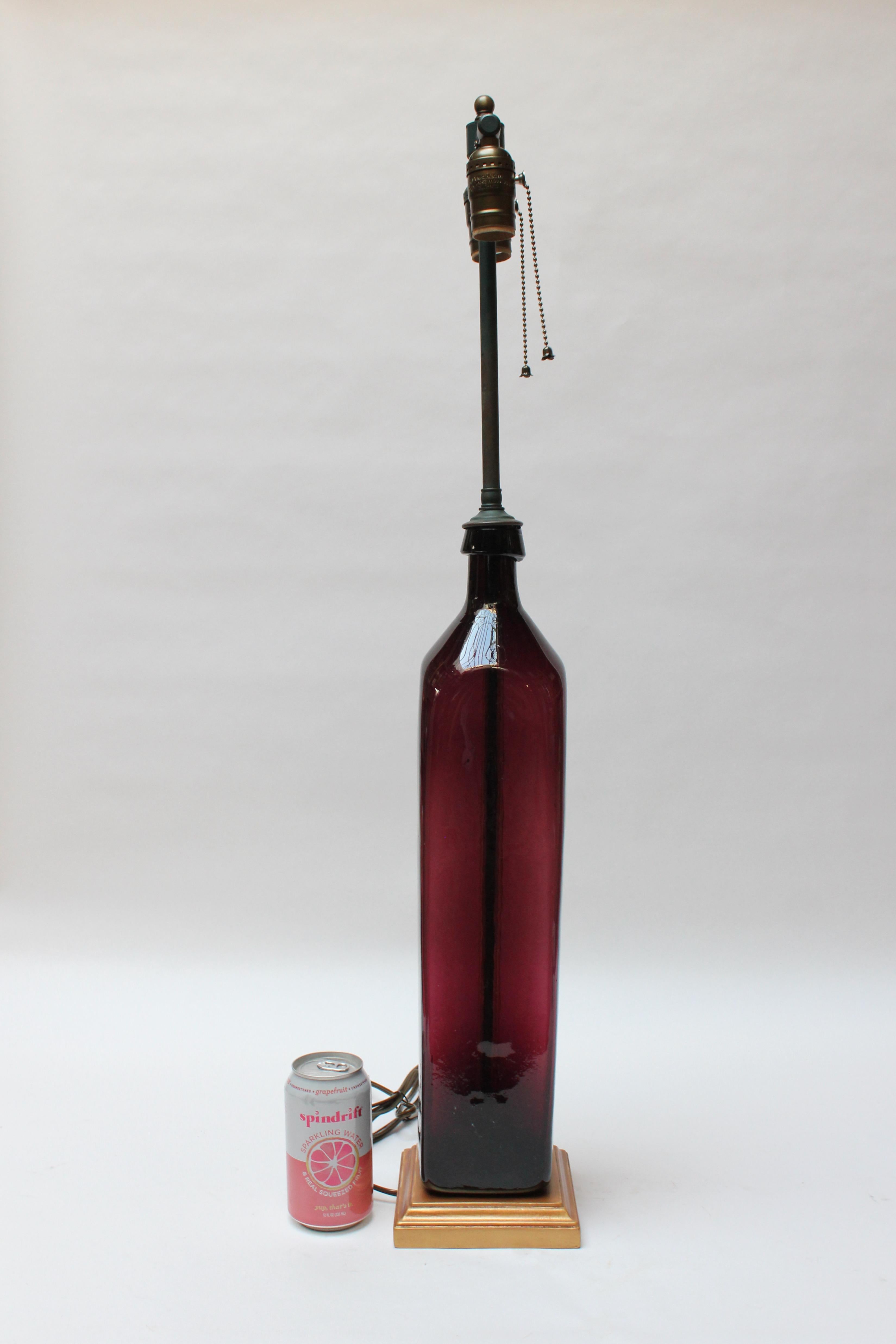 Lampe de bureau vintage en verre améthyste soufflé avec double douille en métal émaillé Bon état - En vente à Brooklyn, NY
