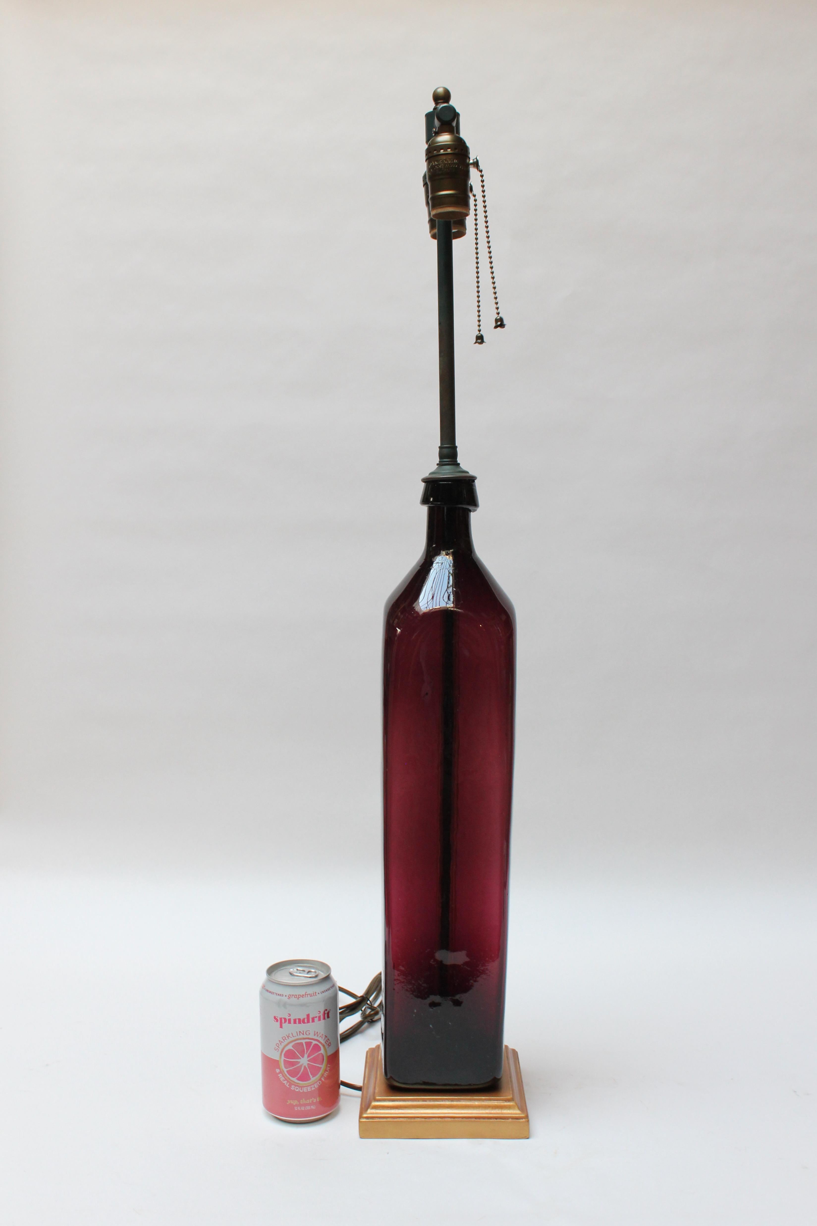 Lámpara de mesa vintage de vidrio soplado amatista con casquillo doble de metal esmaltado en Bueno estado para la venta en Brooklyn, NY