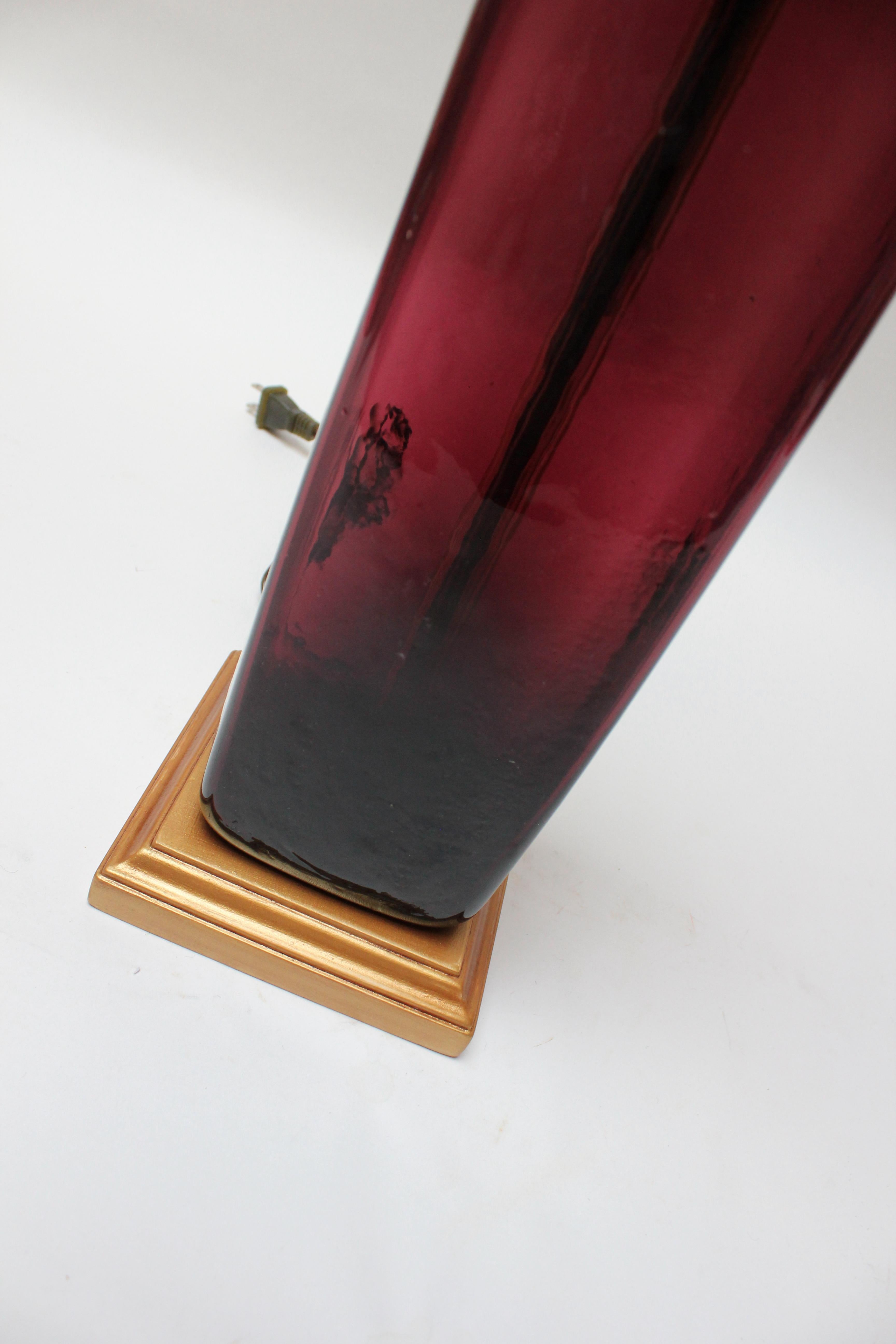 Peinture Lampe de bureau vintage en verre améthyste soufflé avec double douille en métal émaillé en vente