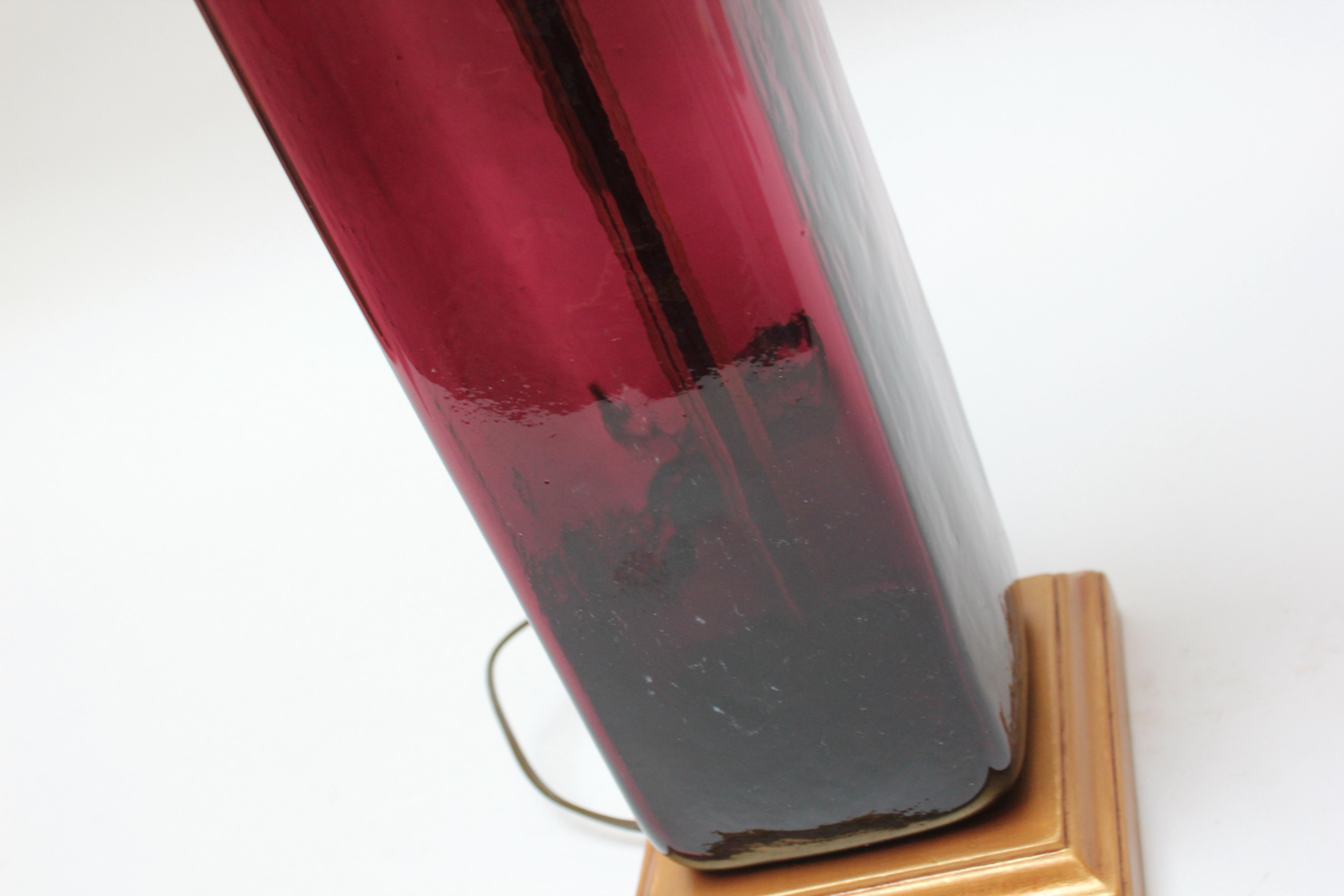 Lámpara de mesa vintage de vidrio soplado amatista con casquillo doble de metal esmaltado en venta 1
