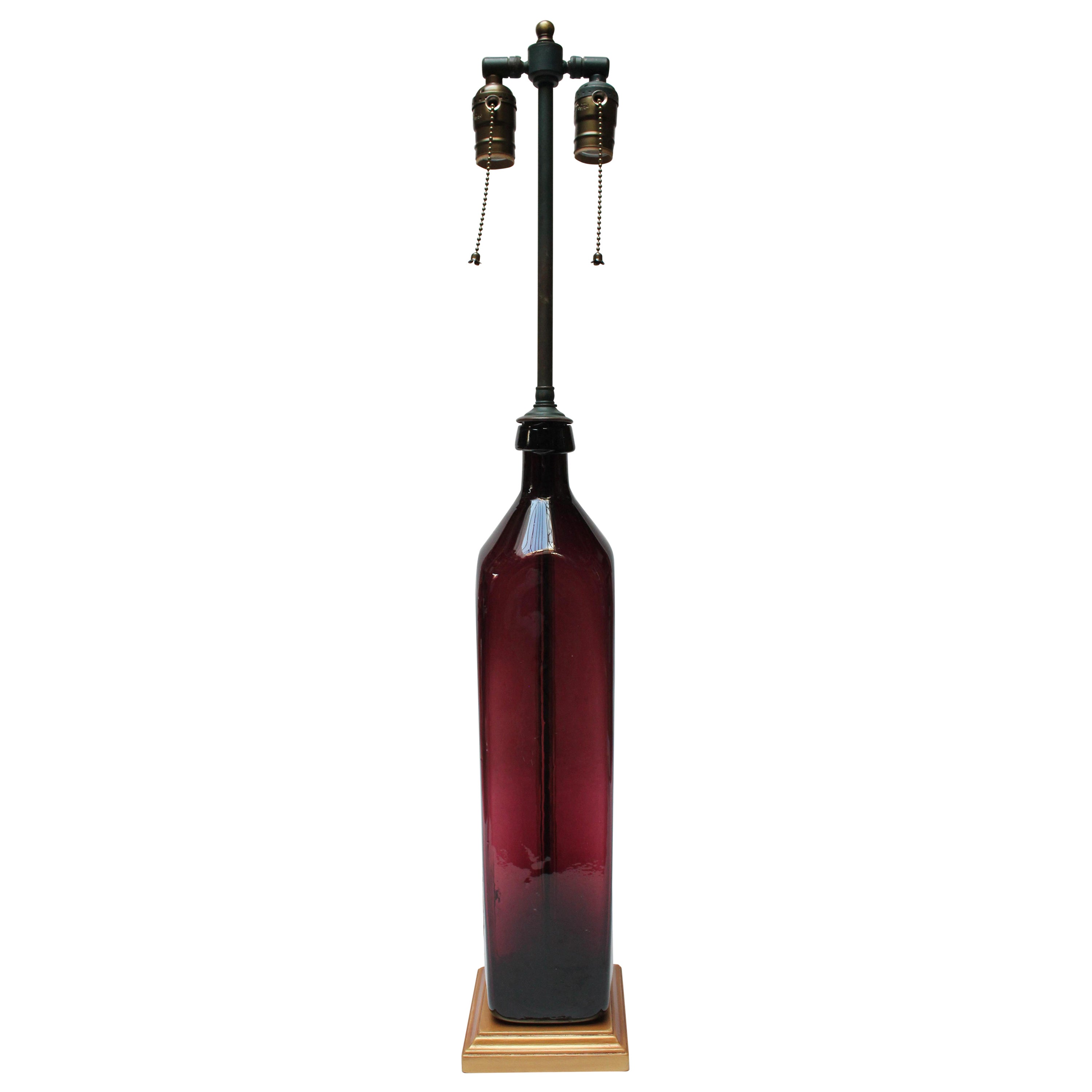 Tischlampe aus mundgeblasenem Amethystglas mit emaillierter Metall-Doppelfassung im Angebot
