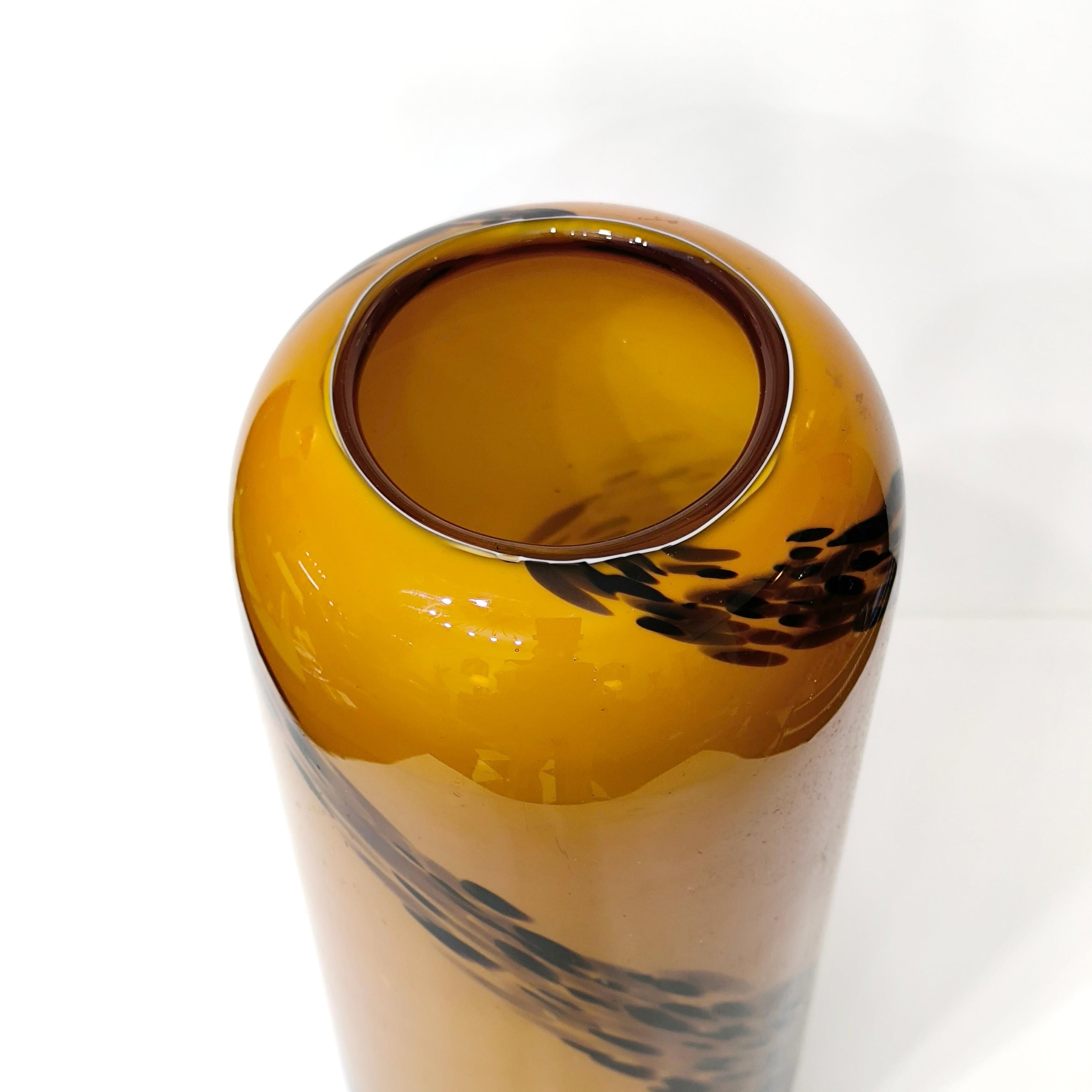 Vaso da fiori in vetro soffiato d'epoca, ambra e tartaruga, con motivo a vortice. in vendita 2