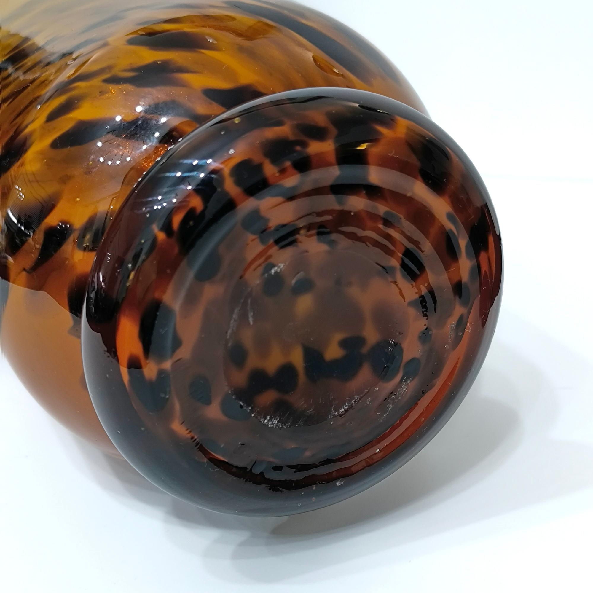 Vaso da fiori in vetro soffiato d'epoca, ambra e tartaruga, con motivo a vortice. in vendita 4