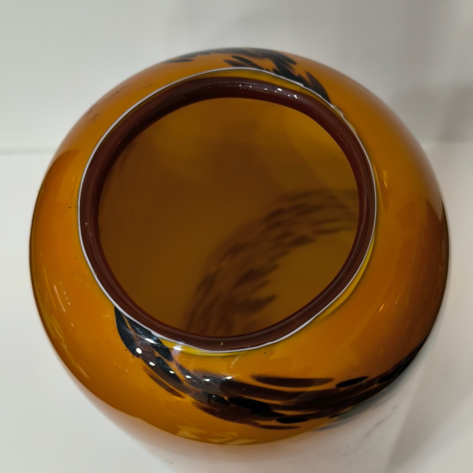 Vaso da fiori in vetro soffiato d'epoca, ambra e tartaruga, con motivo a vortice. in vendita 5