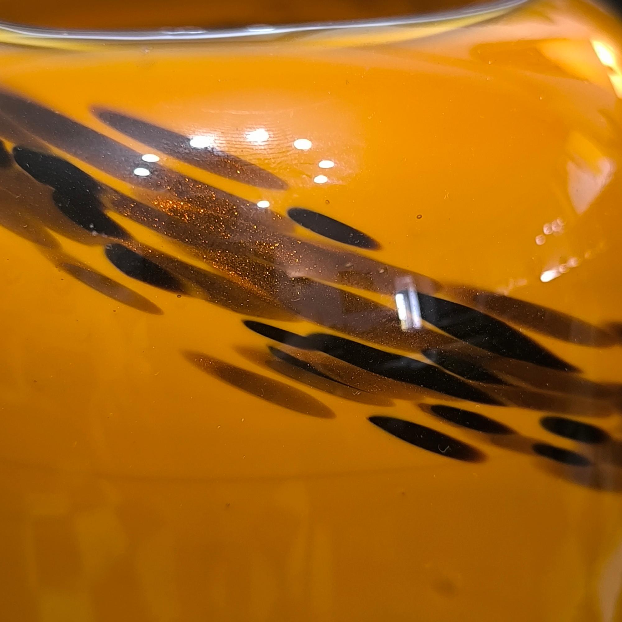 Vaso da fiori in vetro soffiato d'epoca, ambra e tartaruga, con motivo a vortice. in vendita 6