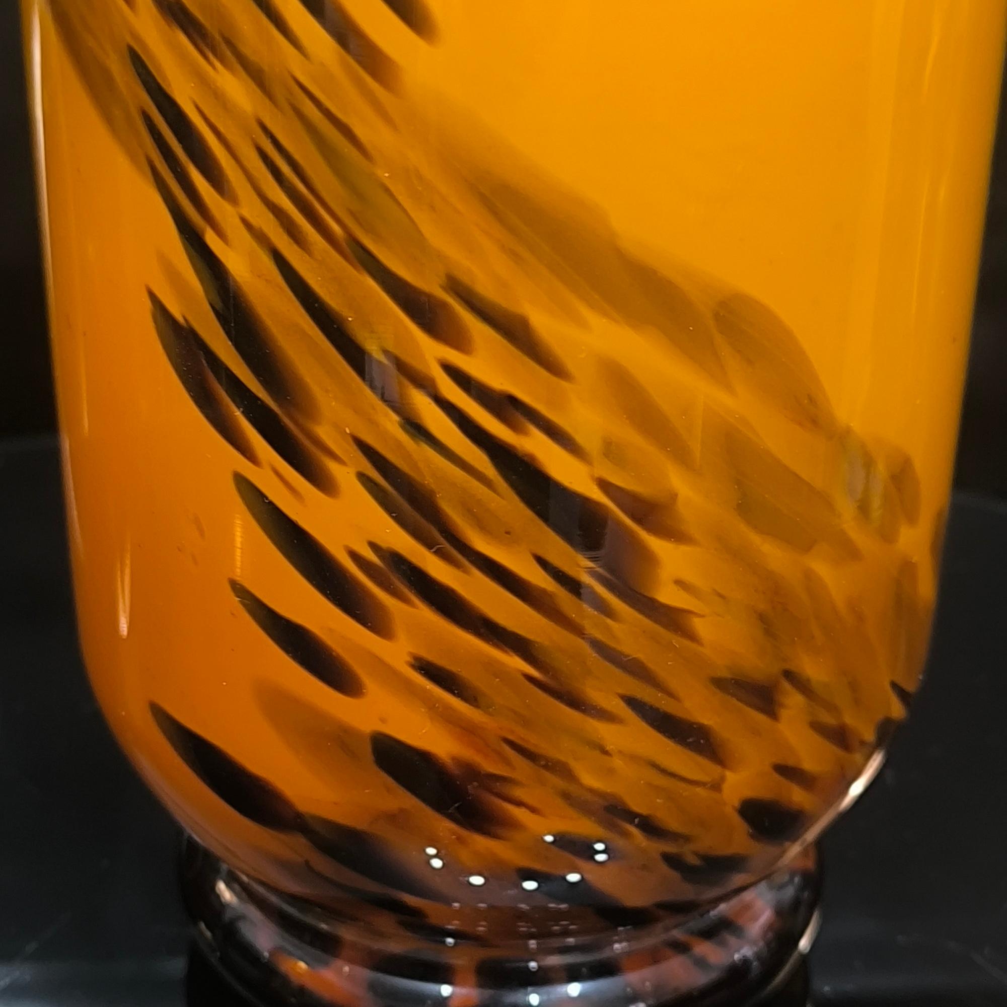 Vaso da fiori in vetro soffiato d'epoca, ambra e tartaruga, con motivo a vortice. in vendita 7