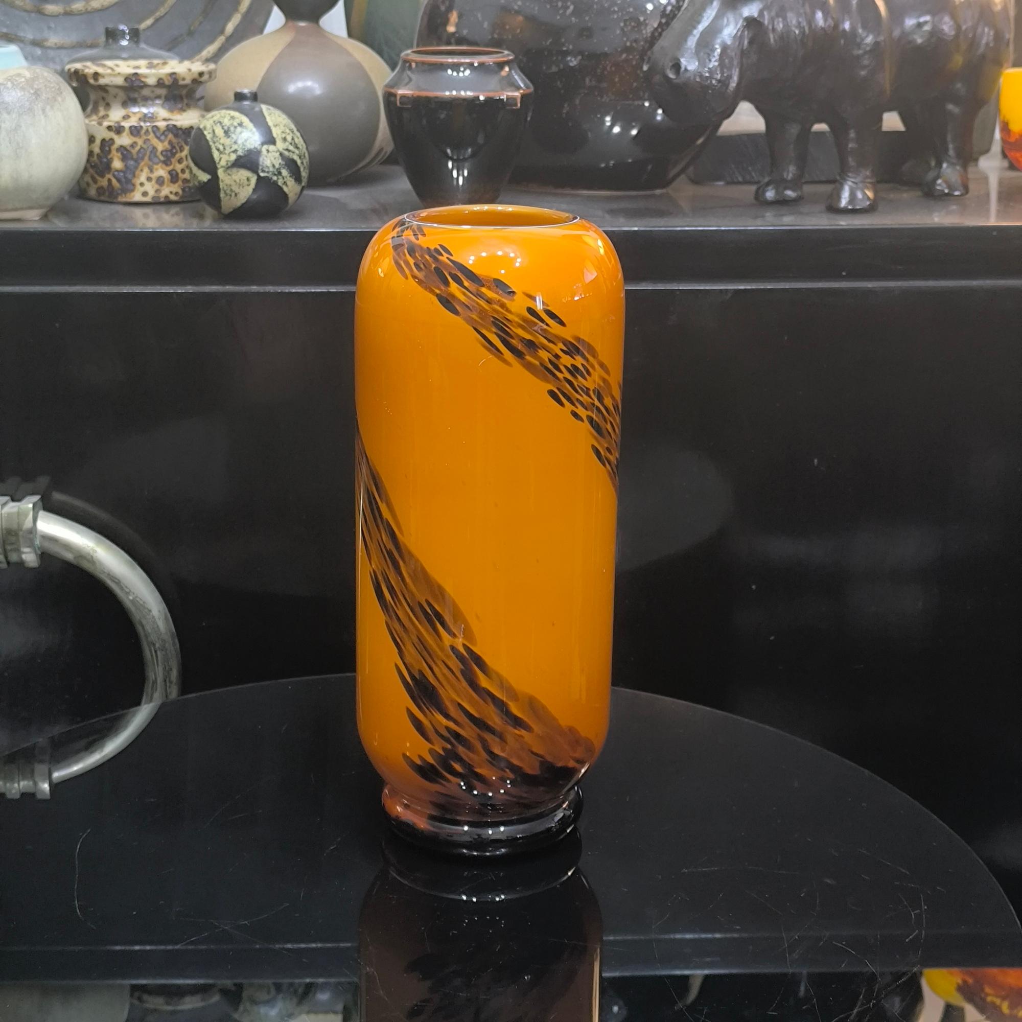 Europeo Vaso da fiori in vetro soffiato d'epoca, ambra e tartaruga, con motivo a vortice. in vendita