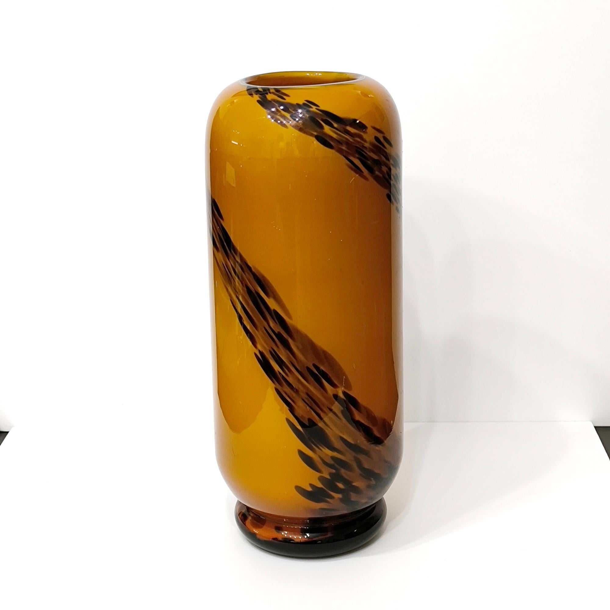 Vaso da fiori in vetro soffiato d'epoca, ambra e tartaruga, con motivo a vortice. In condizioni ottime in vendita a Bochum, NRW