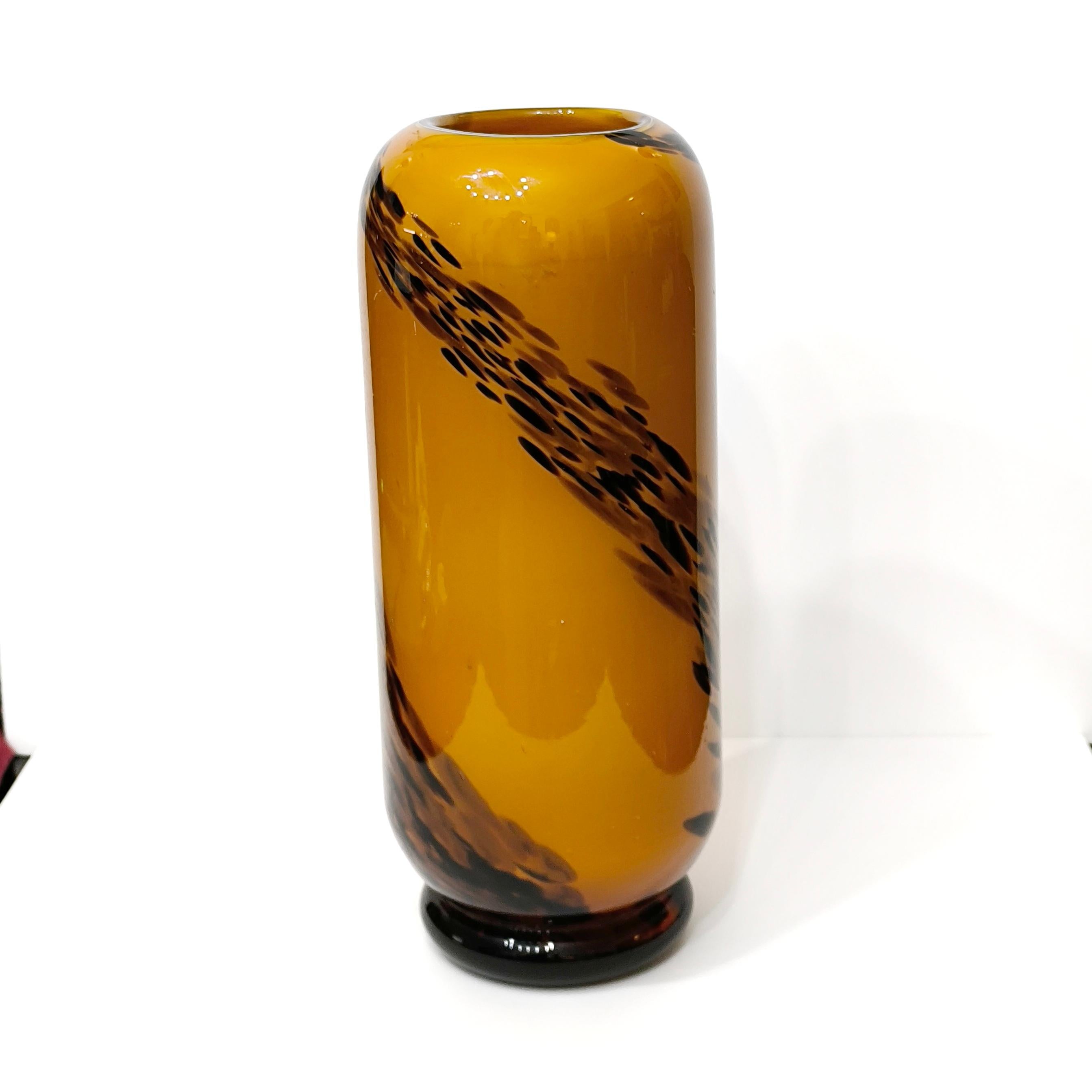 Fine XX secolo Vaso da fiori in vetro soffiato d'epoca, ambra e tartaruga, con motivo a vortice. in vendita