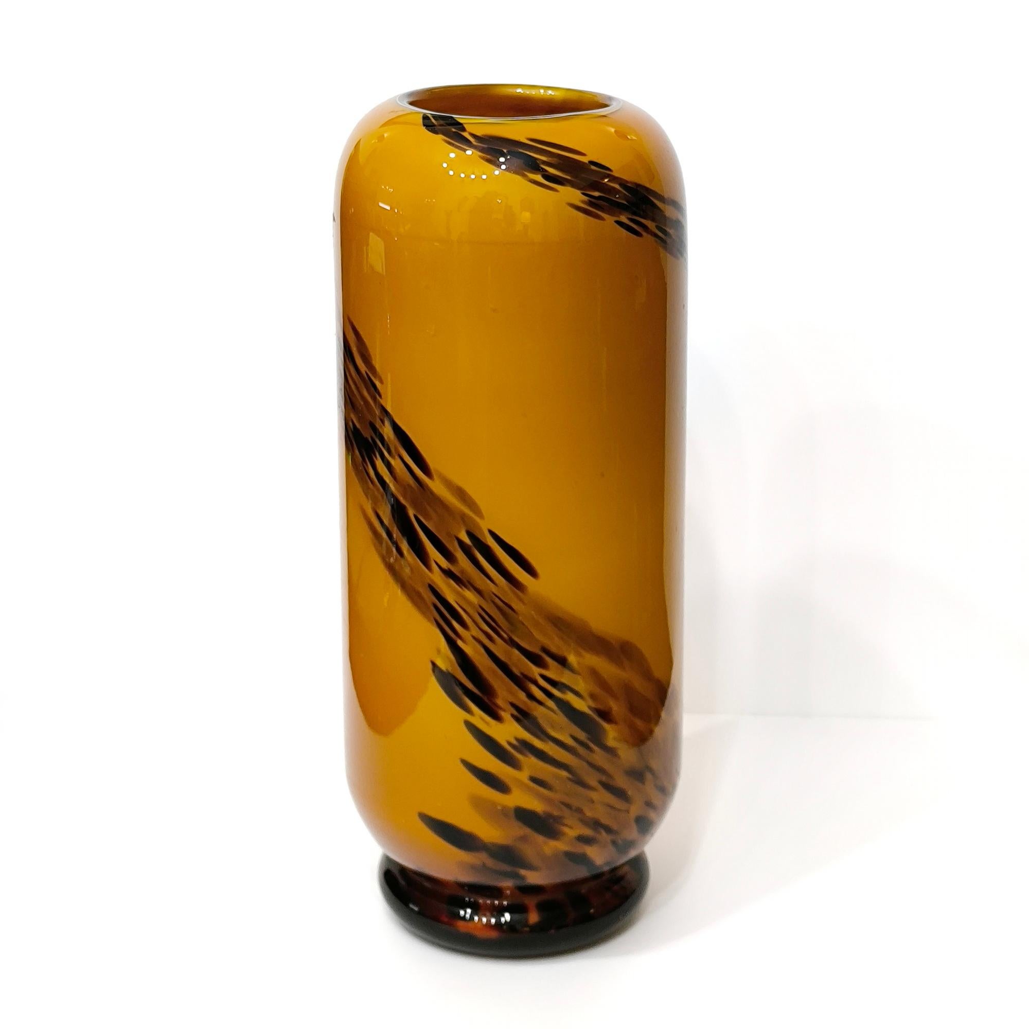 Vetro artistico Vaso da fiori in vetro soffiato d'epoca, ambra e tartaruga, con motivo a vortice. in vendita