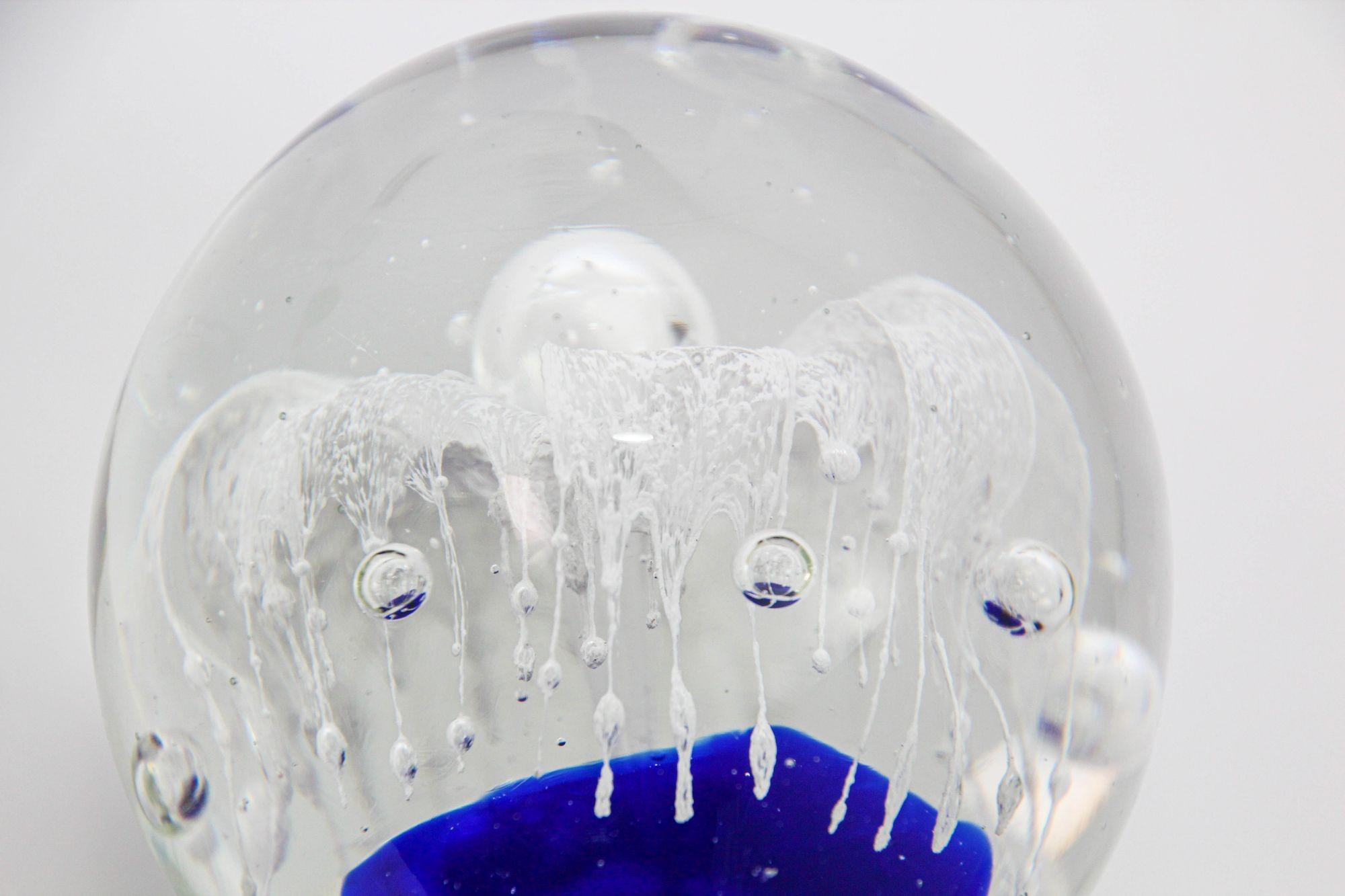 Papierbeschwerer aus geblasenem Kunstglas mit blauer und weißer Blume (Glaskunst) im Angebot