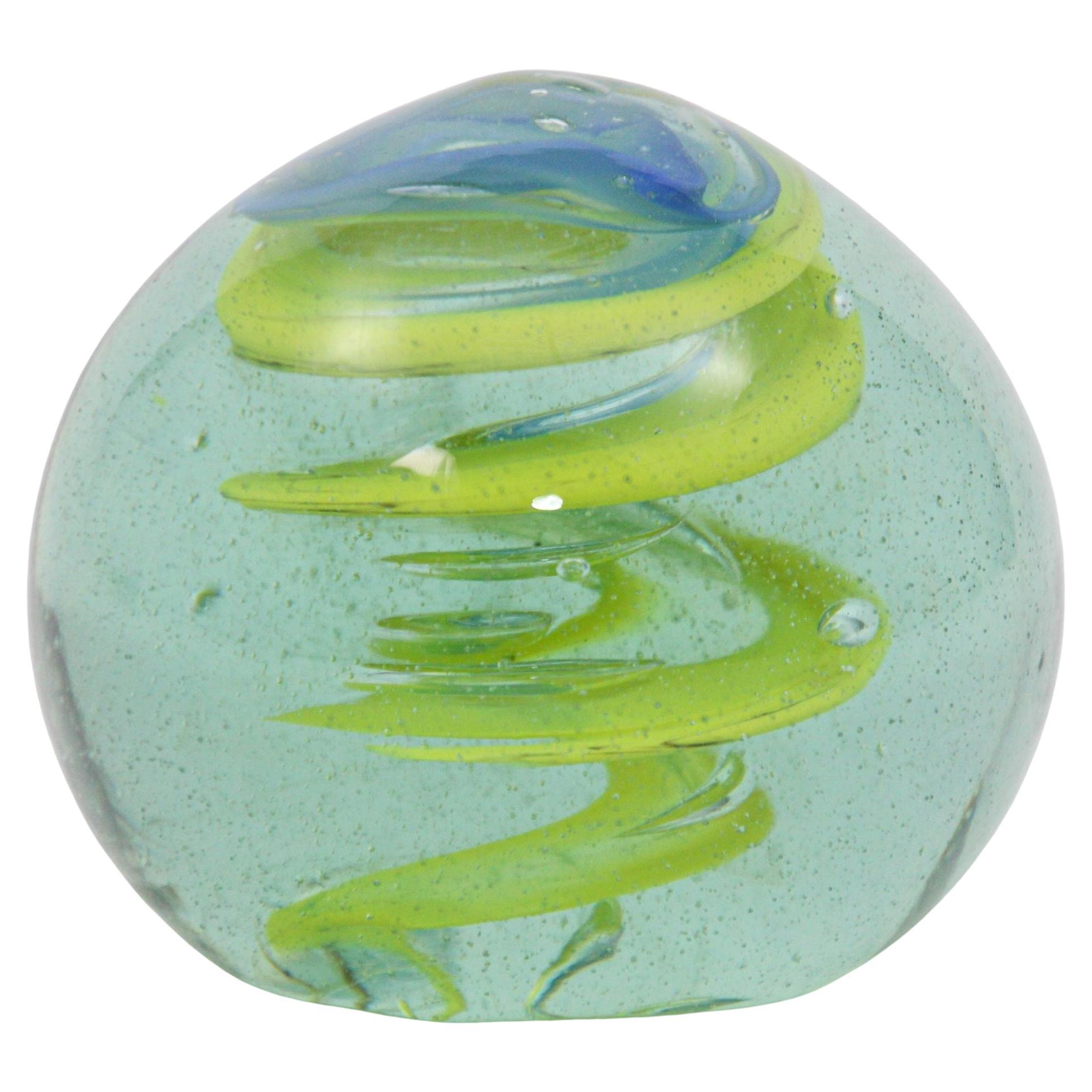 Pisapapeles vintage de vidrio soplado en espiral azul y verde Años 60