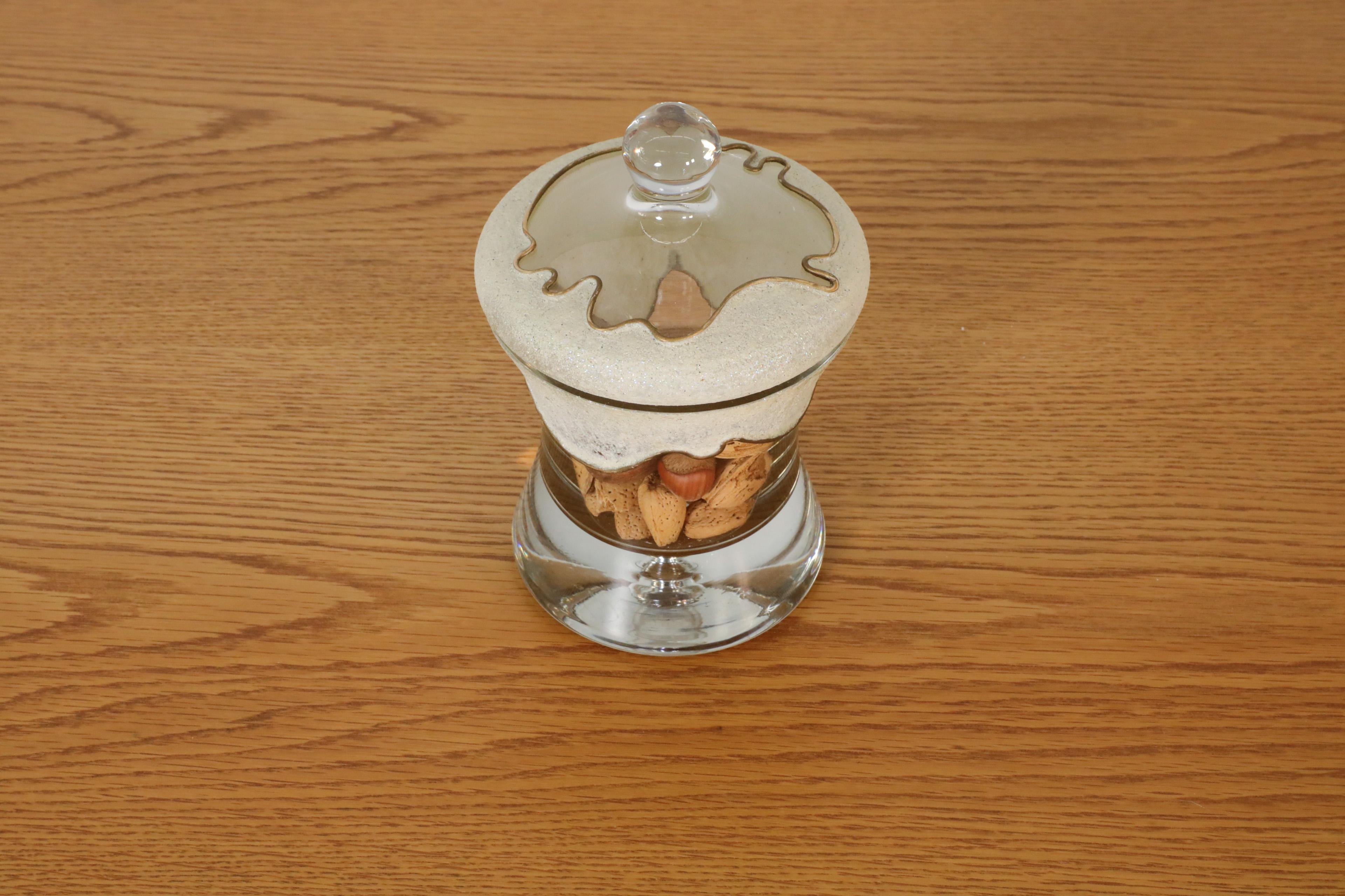 Tarro de Boticario Vintage de Vidrio Soplado con Esmalte Decorativo de Azúcar y Tapa a Juego Moderno de mediados de siglo en venta